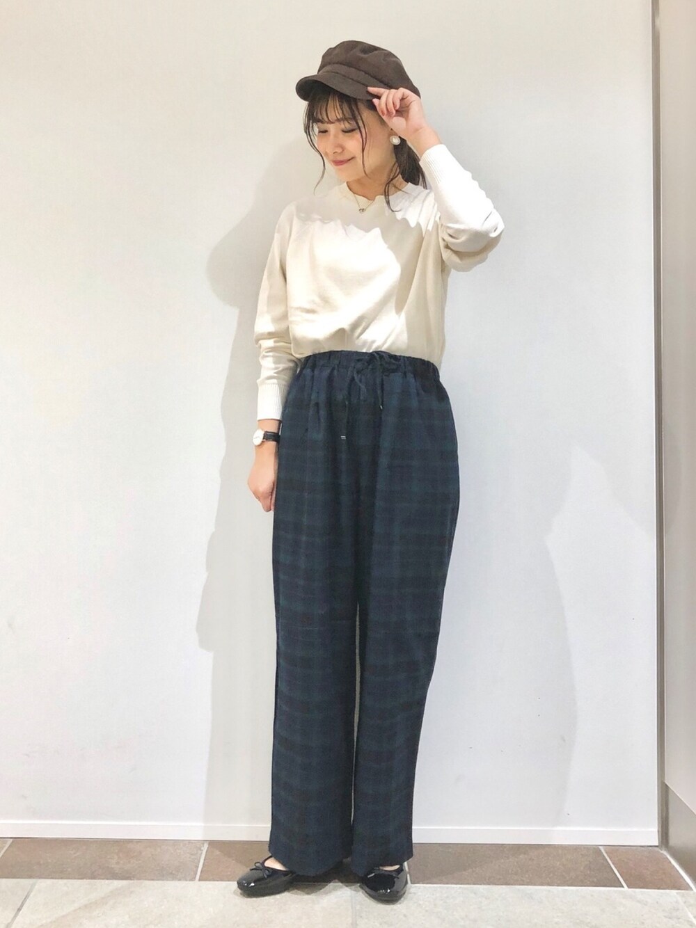 「プチプラ、プチプラコーデ、チェック、チェックパンツ、白ニット、キャスケット、コーデュロイ、バレエシューズ、秋コーデ、ゆるコーデ」｜「AMERICAN HOLICのコーデュロイキャスケット（キャスケット、ベージュ系）」を使った、アヤ.さん（レディース・162cm）の秋コーディネートの1枚目の写真