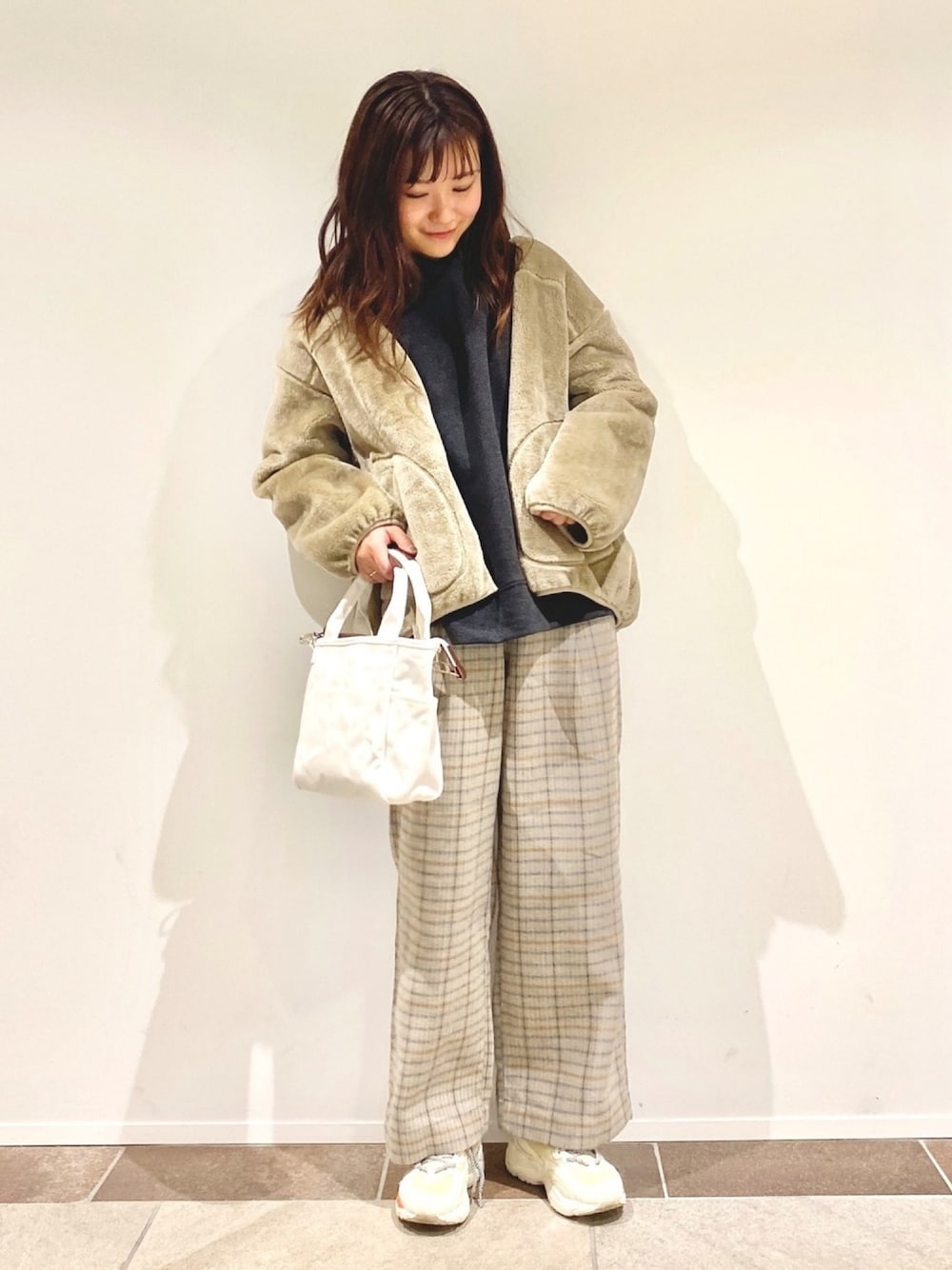 「プチプラ、プチプラコーデ、アルパカ、ゆるコーデ、チェックパンツ、チェック、ボア、ボアジャケット、冬コーデ、ワントーンコーデ」｜「AMERICAN HOLICのノーカラーボアショートコート（ブルゾン、ブラウン系）」を使った、アヤ.さん（レディース・162cm）の秋コーディネートの1枚目の写真