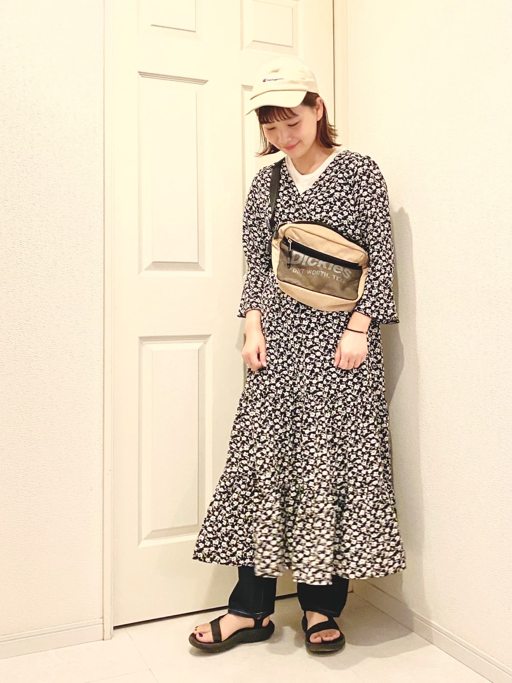 ホワイト系のTシャツ/カットソー、ブラック系のサンダル、ベージュ系のショルダーバッグを着用したレディースの夏コーディネートの1枚目の写真