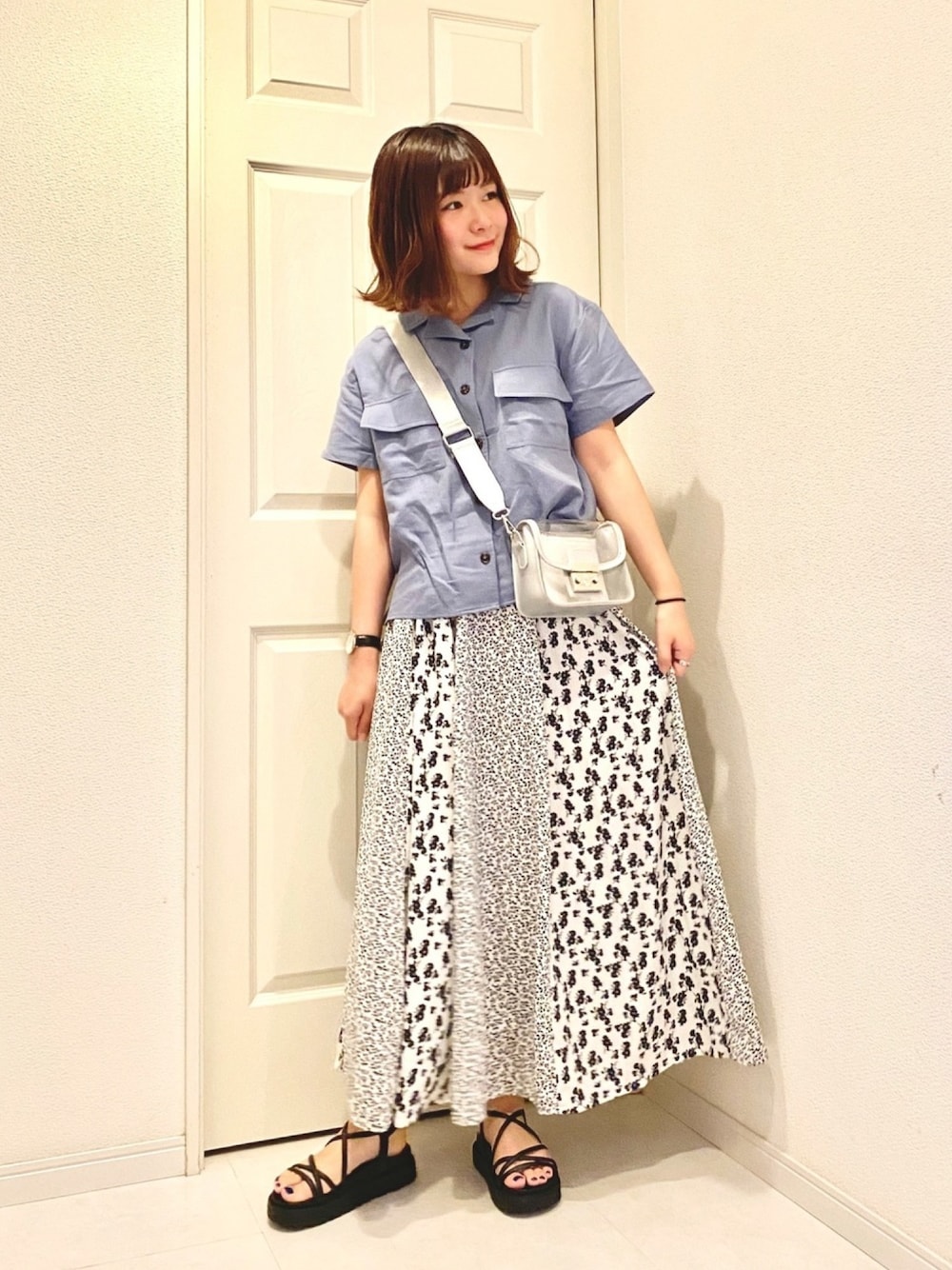 「プチプラ、アースカラー、プチプラコーデ、夏コーデ、花柄スカート、サックスブルー、ゆるコーデ、クリアバッグ、オトナカジュアル、さわやかコーデ」｜「NiCORONのオーバーサイズ前ポケットシャツ（シャツ/ブラウス、ブルー系）」を使った、アヤ.さん（レディース・162cm）の夏コーディネートの1枚目の写真