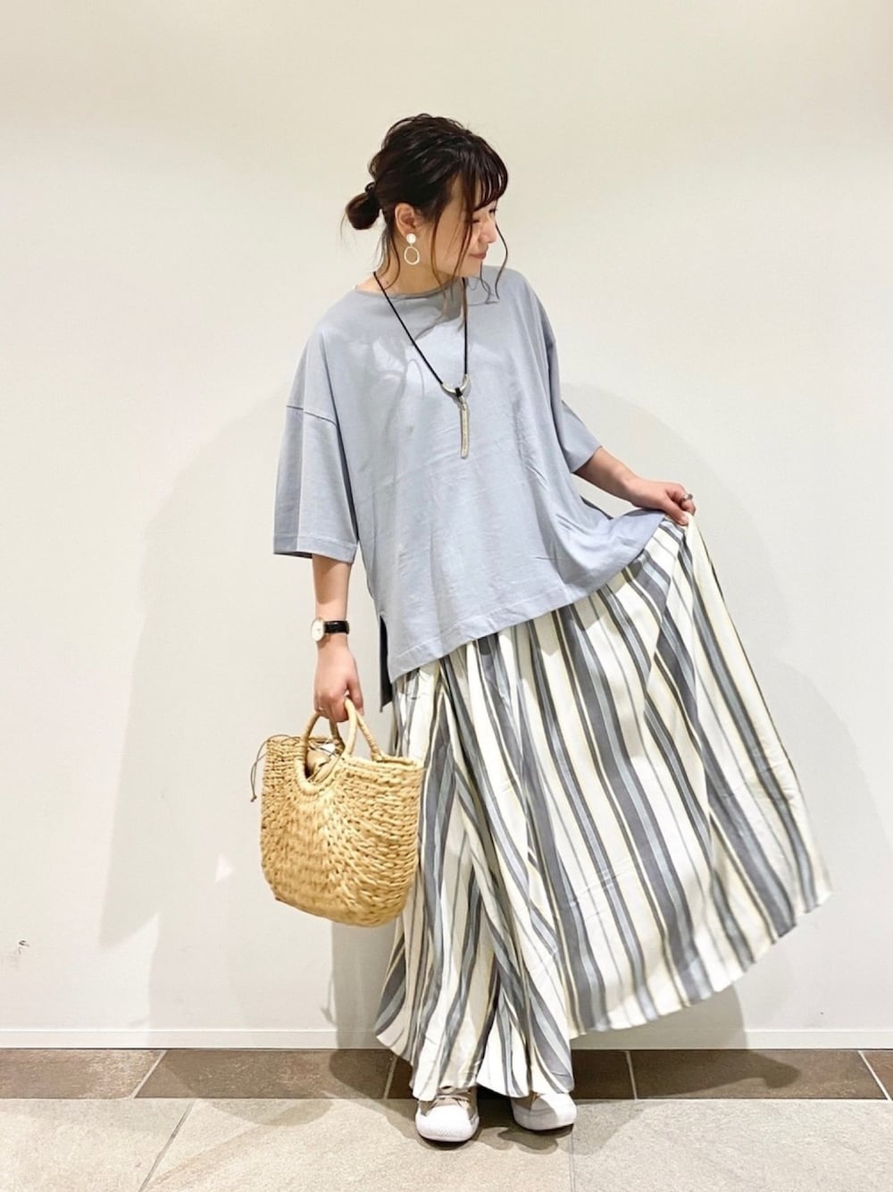 「ビッグシルエット、ストライプ、マキシスカート、プチプラ、かごバッグ、プチプラコーデ、夏コーデ、サックスブルー、ゆるコーデ、夏だ！Tシャツ着よう！」｜「AMERICAN HOLICの7col.フロントタックギャザーロングスカート（スカート、その他）」を使った、アヤ.さん（レディース・162cm）の夏コーディネートの1枚目の写真