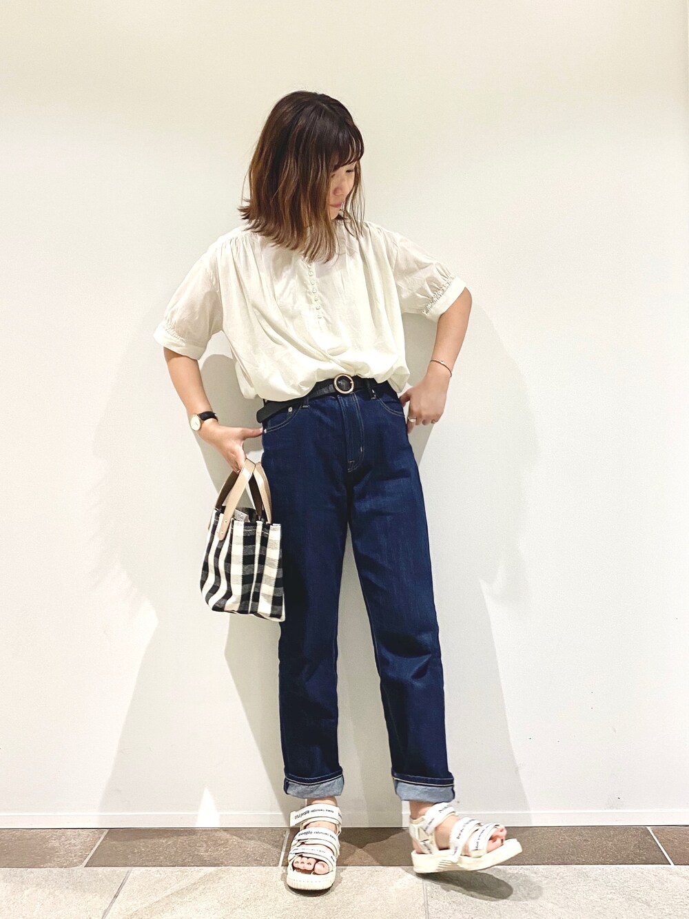 ホワイト系のシャツ/ブラウス、ブルー系のデニムパンツ、ブラック系のトートバッグを着用したレディースの夏コーディネートの1枚目の写真