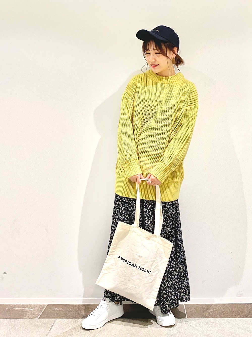 「イエロー、スニーカーコーデ、休日スタイル、プチプラ、シンプルコーデ、プチプラコーデ、花柄スカート、カジュアルコーデ、ゆるコーデ、くすみカラー」｜「AMERICAN HOLICのざっくり片畔ニットBIGチュニック　＊（ニット/セーター、イエロー系）」を使った、アヤ.さん（レディース・163cm）の冬コーディネートの1枚目の写真