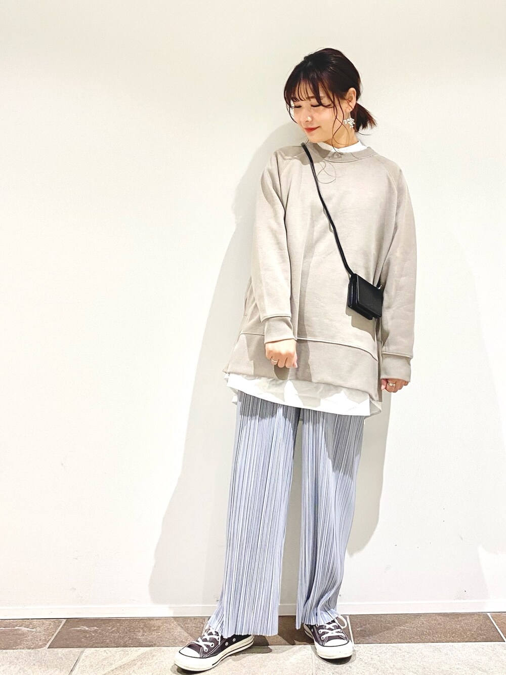 「ワントーンコーデ、レイヤードスタイル、スニーカーコーデ、プチプラ、シンプルコーデ、ベージュコーデ、プチプラコーデ、サックスブルー、ゆるコーデ、プリーツパンツ」｜「AMERICAN HOLICのサイドスリットラグラン裏毛チュニック ＊（Tシャツ/カットソー、ベージュ系）」を使った、アヤ.さん（レディース・163cm）の冬コーディネートの1枚目の写真
