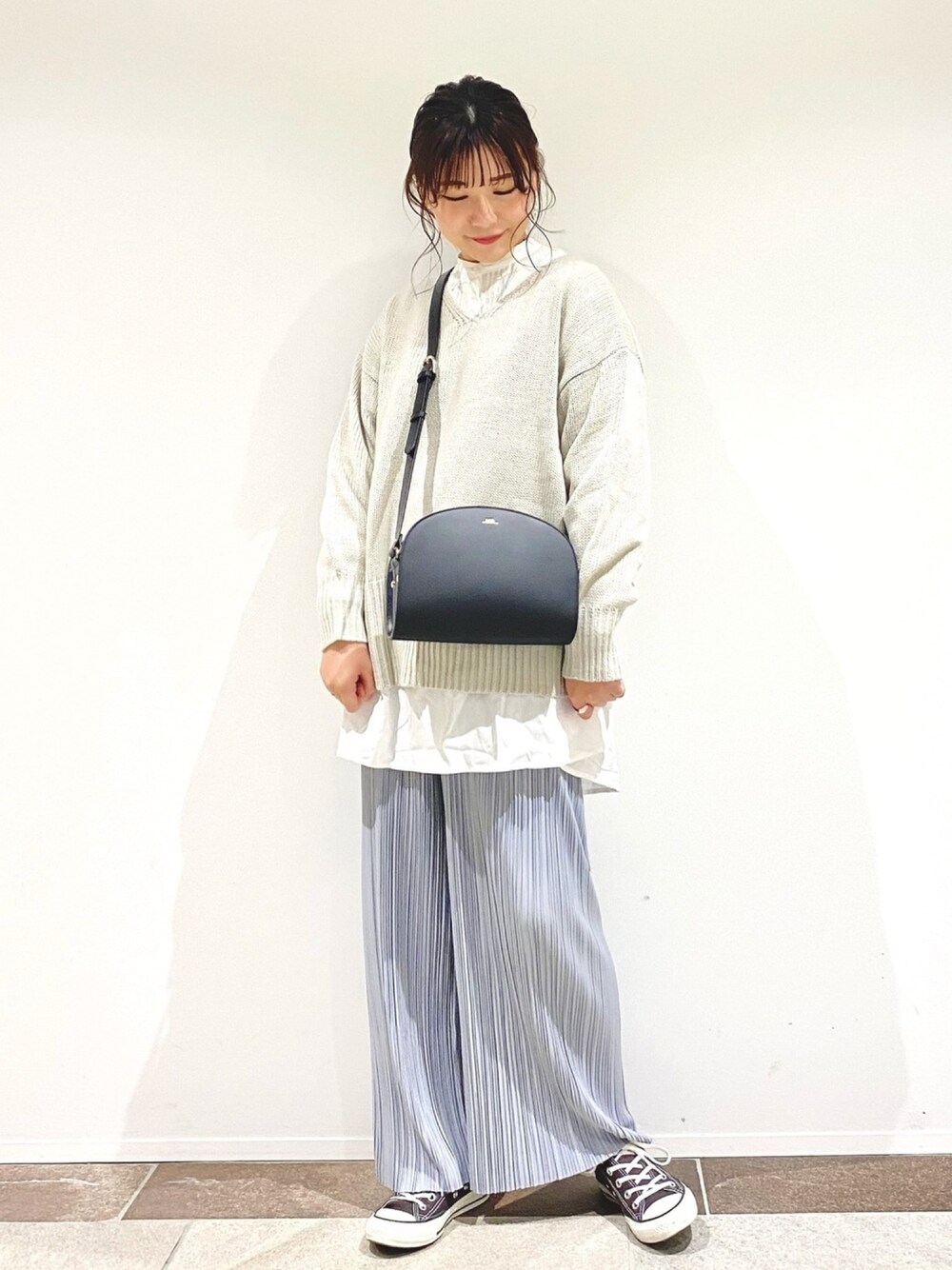「プチプラ、プチプラコーデ、ゆるコーデ、プリーツパンツ、淡色コーデ、サックスブルー、レイヤードスタイル、バンドカラーシャツ、シンプルコーデ、くすみカラー」｜「earth music&ecologyのアイレットニットプルオーバー　＊（ニット/セーター、ホワイト系）」を使った、アヤ.さん（レディース・163cm）の冬コーディネートの1枚目の写真