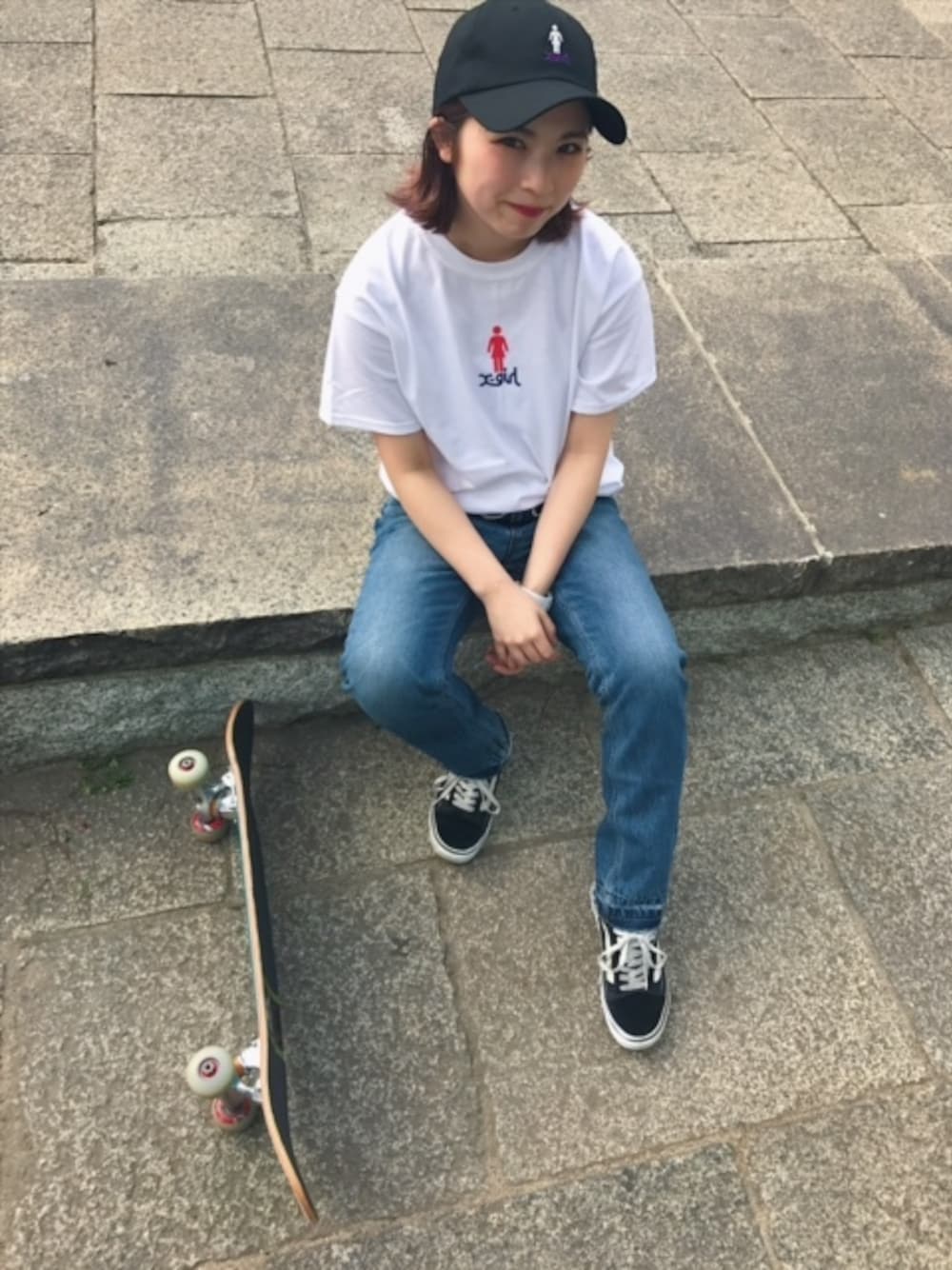 「デニム、 cap、スケボー、xgirl、x-girl、XLARGE、 コラボ、GIRL-skateboards」｜「X-girlのX-girl × GIRL SKATEBOARDS S/S MENS TEE（Tシャツ/カットソー、ホワイト系）」を使った、いながわあやかさん（レディース・151cm）の春コーディネートの1枚目の写真