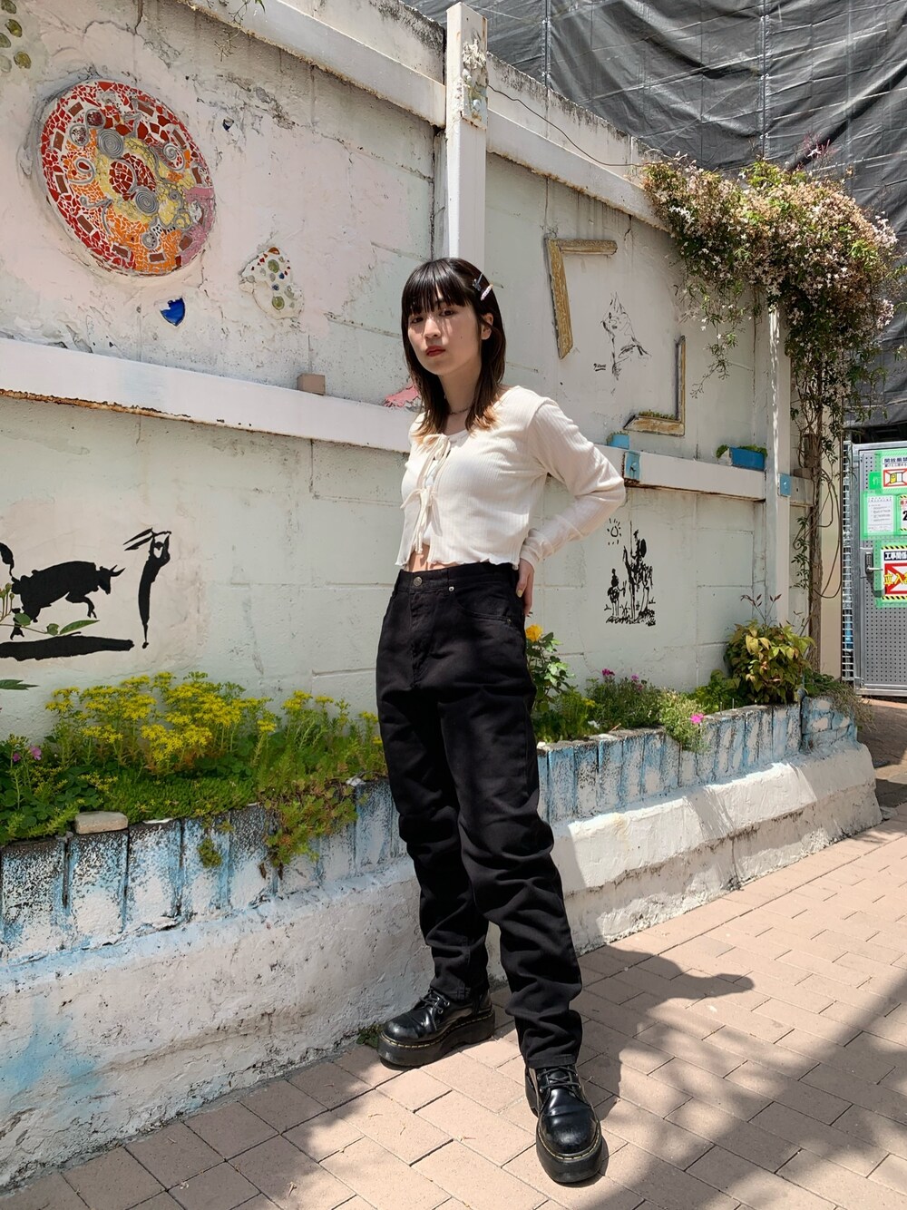 ブラック系のヘアピンを着用したレディースの春コーディネートの1枚目の写真