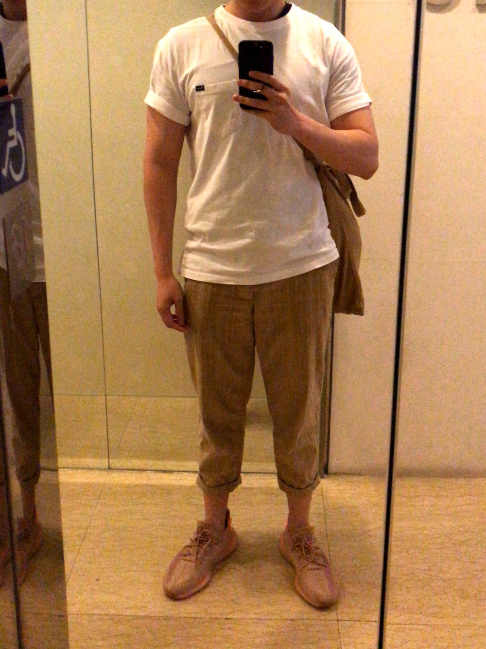 「URBAN OUTFITTERSのアイテム（チノパンツ、ベージュ系）」を使った、Yuen Pangさん（メンズ・178cm）の春コーディネートの1枚目の写真