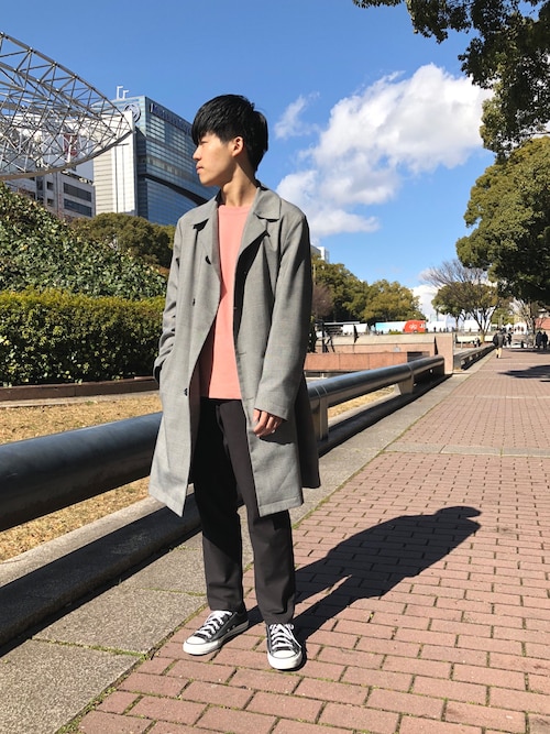 搭配插肩外套(黑色系)的男性時尚穿搭總 