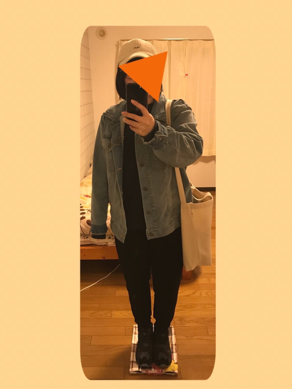 ブルー系のデニムジャケット、ブルー系のその他パンツ、ブラック系のスニーカーを着用したレディースの春コーディネートの1枚目の写真
