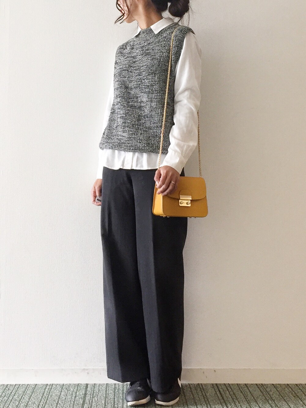 「パンツスタイル、オトナカジュアル、スニーカー、大人カジュアル、ニットベスト、白シャツ、ママコーデ、UNIQLO、GU、モノトーン」｜「BALLSEYのアイテム（その他パンツ、グレー系）」を使った、𝓅𝑜𝒸𝑜さん（レディース・156cm）の春コーディネートの1枚目の写真