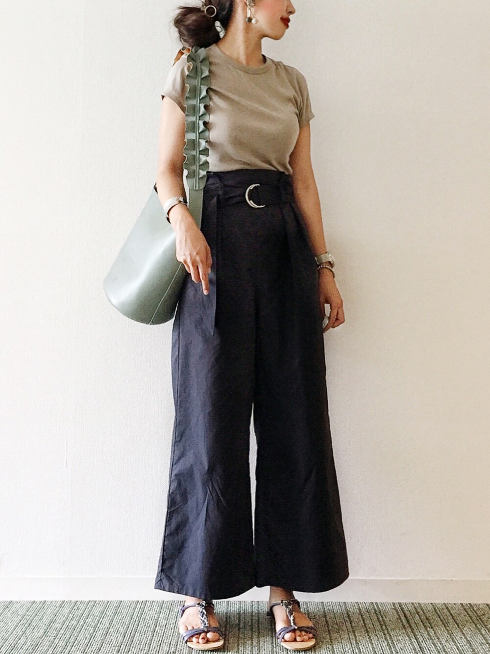 「リブT、UNIQLO、大人カジュアル、ワイドパンツ、ママコーデ、オトナカジュアル、プチプラ、バケツバッグ、フリル、カジュアル」｜「UNIQLOのWOMEN リブクルーネックT（半袖）（Tシャツ/カットソー、グレー系）」を使った、𝓅𝑜𝒸𝑜さん（レディース・156cm）の夏コーディネートの1枚目の写真