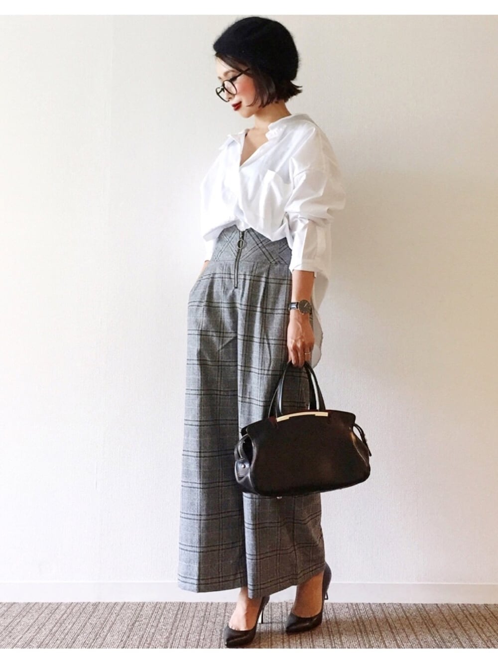 グレー系のパンツ、ホワイト系のシャツ/ブラウス、ブラック系のハンドバッグを着用したレディースの冬コーディネートの1枚目の写真