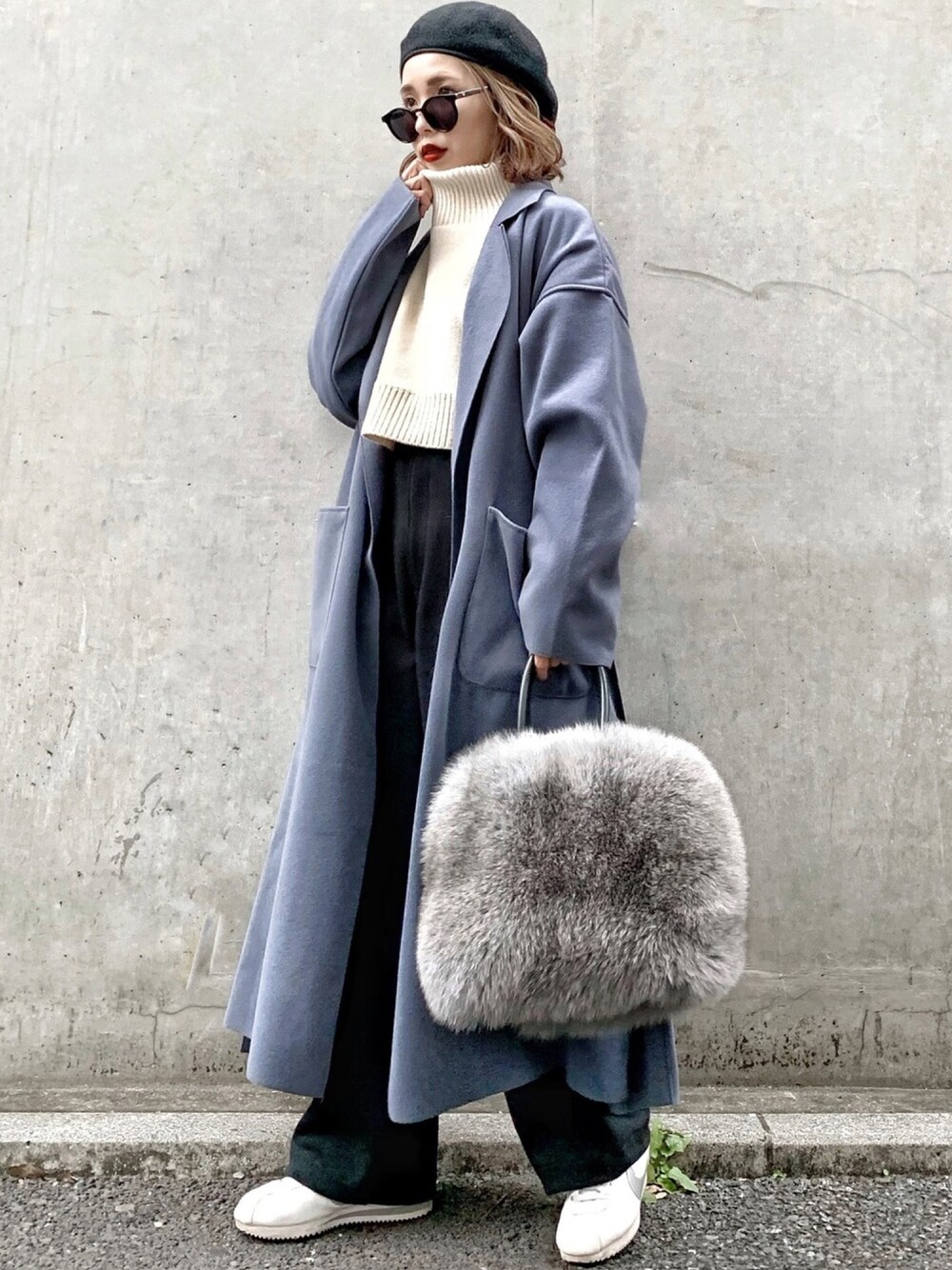 「ダスティブルー、くすみカラー、チェスターコート、冬コーデ、シンプル、カーブパンツ、UNIQLO、ベレー帽、カジュアル」｜「Social GIRLのカットオフチェスターニットサイドスリットオーバーサイズビッグシルエットロングライトガウンリバーコート（チェスターコート、ブルー系）」を使った、𝓅𝑜𝒸𝑜さん（レディース・156cm）の冬コーディネートの1枚目の写真