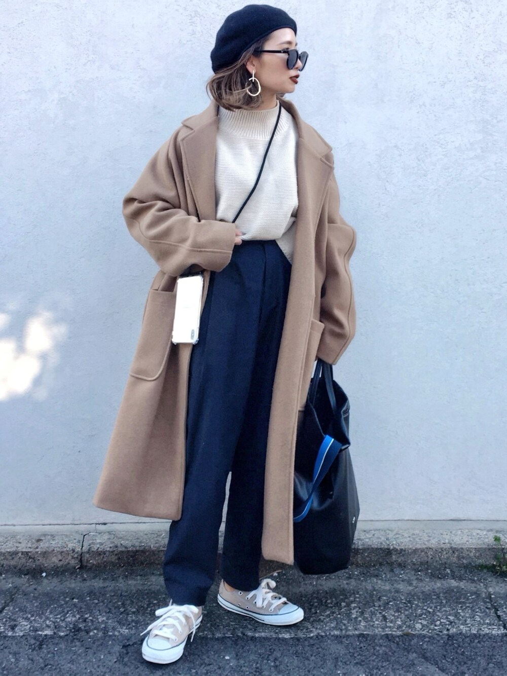 ホワイト系のニット/セーター、ブラック系のその他パンツ、ベージュ系のスニーカーを着用したレディースの冬コーディネートの1枚目の写真