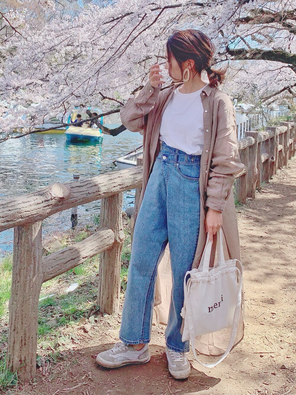 ホワイト系のショルダーバッグ、ホワイト系のTシャツ/カットソーを着用したレディースの春コーディネートの1枚目の写真