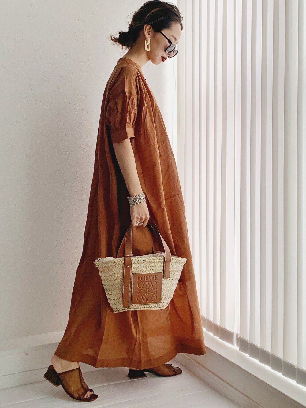 「春コーデ、ワンピース、シースルー、シアー、シンプル、カコバッグ、TODAYFUL、ootd、おうちスタイル、テラコッタ」｜「LANDWARDSのアイテム（ワンピース/ドレス、ブラウン系）」を使った、𝓅𝑜𝒸𝑜さん（レディース・156cm）の春コーディネートの1枚目の写真