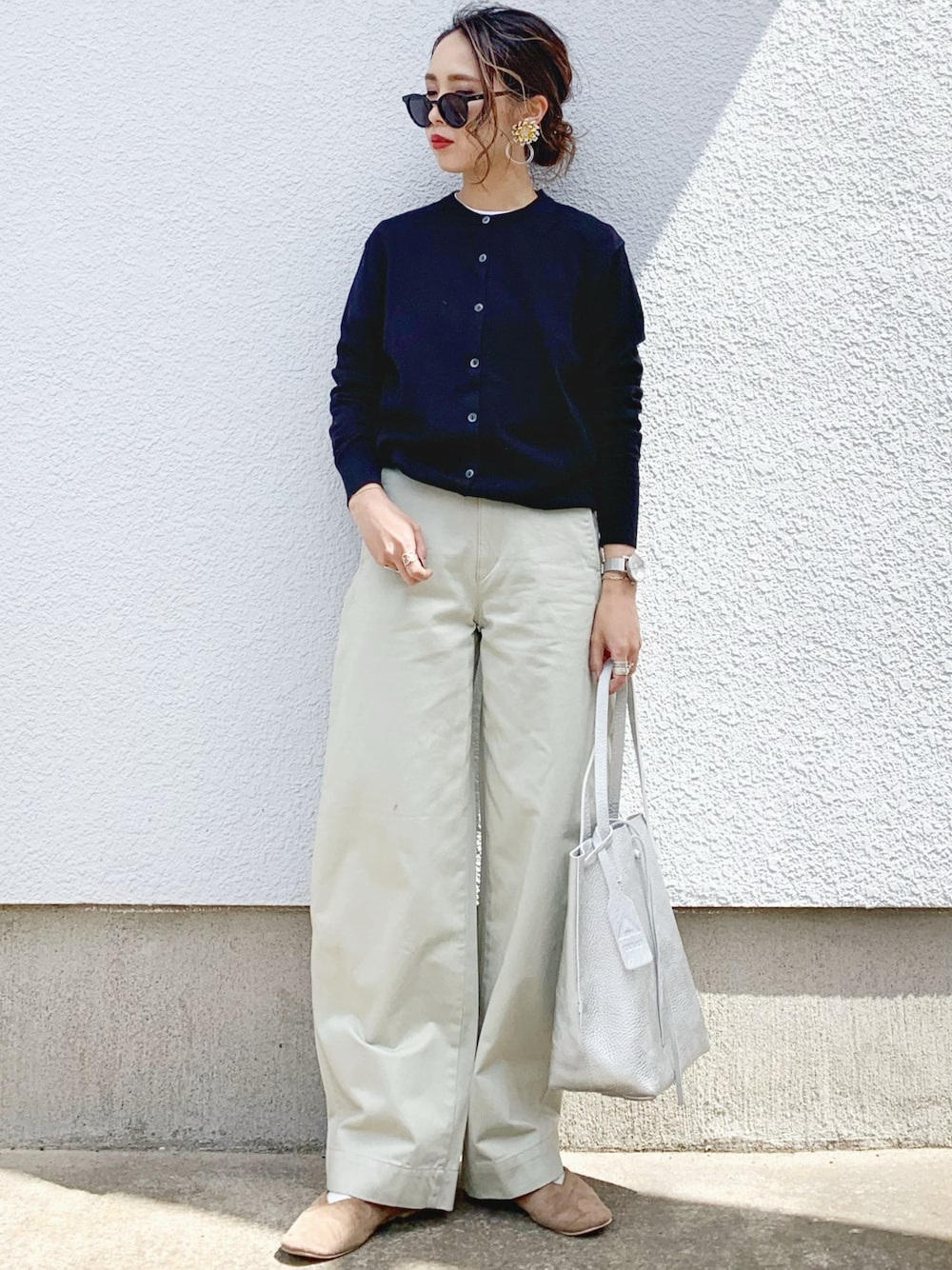 「カジュアル、大人カジュアル、カーディガン、シンプル、シンプルコーデ、ユニクロ、UNIQLO、パンツスタイル、春コーデ、楽チンコーデ」｜「UNIQLOのUVカットクルーネックカーディガン（長袖）（カーディガン/ボレロ、ブラック系）」を使った、𝓅𝑜𝒸𝑜さん（レディース・156cm）の春コーディネートの1枚目の写真