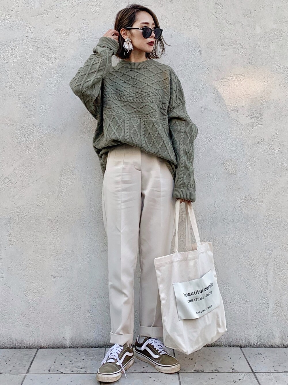 「今日のコーデ、カーキ、ニット、ケーブルニット、プチプラ、シンプル、ZARA、スニーカー、トートバッグ、秋のコーデ」｜「Shelly islandの【Shelly island】 ランダムケーブルニット（ニット/セーター、グリーン系）」を使った、𝓅𝑜𝒸𝑜さん（レディース・156cm）の秋コーディネートの1枚目の写真