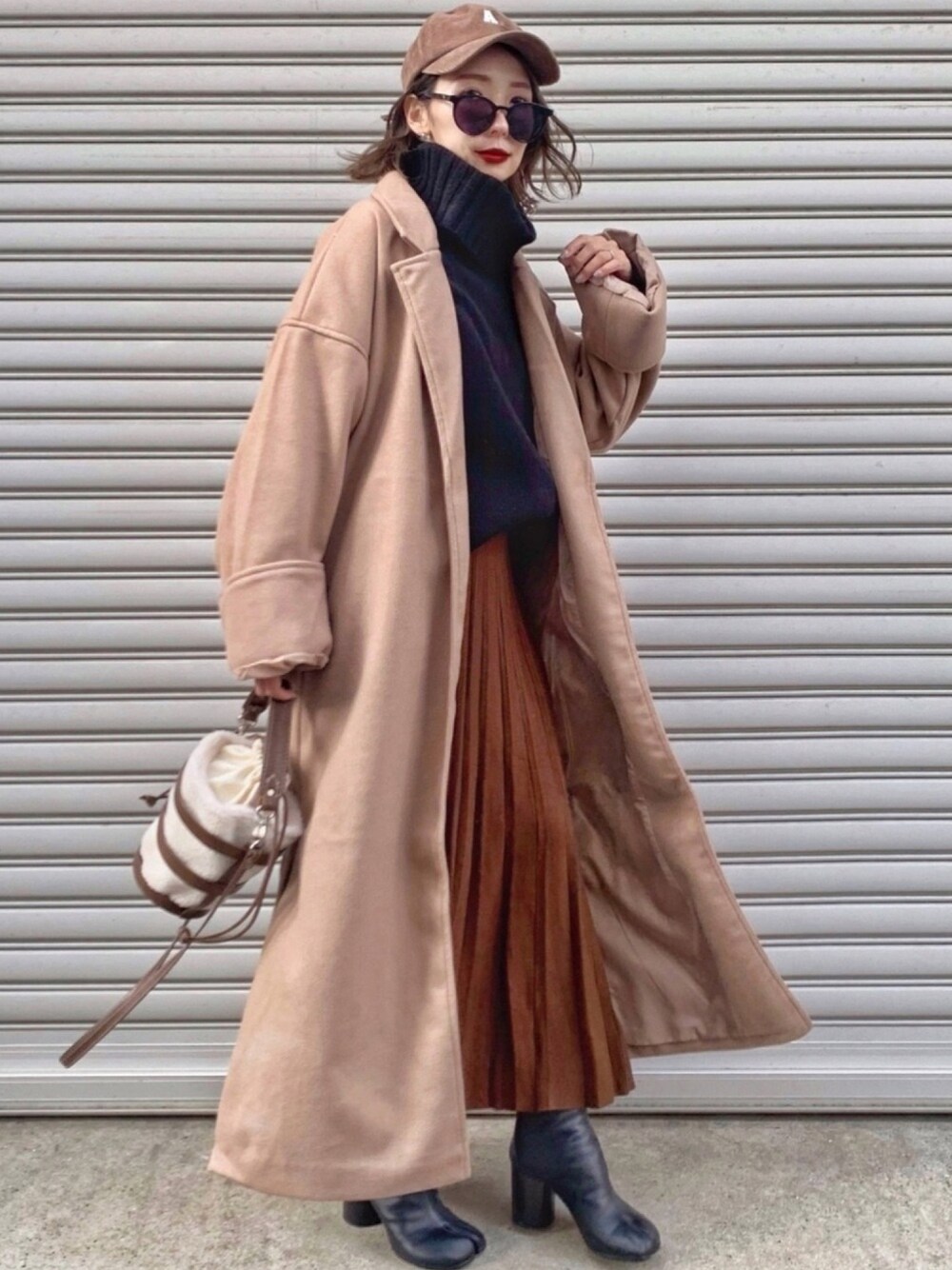「プリーツスカート、チェスターコート、オトナカジュアル、足袋ブーツ、Maison Margiela、大人カジュアル、オトナ女子、キャップ、ショートブーツ、冬コーデ」｜「OMNES Another Editionのレーヨンナイロンニット プリーツスカート（スカート、ブラウン系）」を使った、𝓅𝑜𝒸𝑜さん（レディース・156cm）の冬コーディネートの1枚目の写真