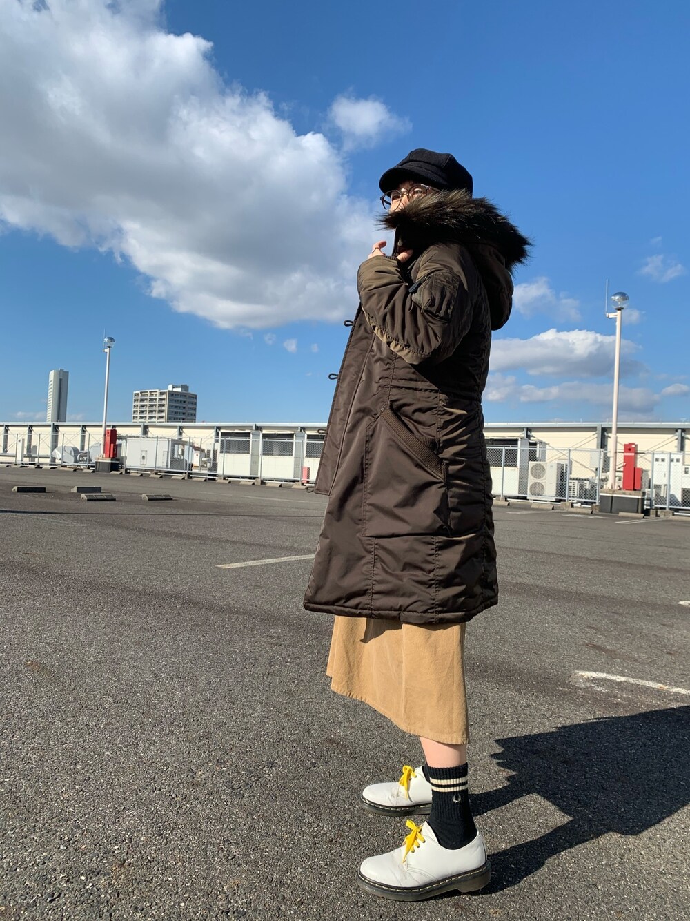 グリーン系のミリタリージャケットを着用したレディースの冬コーディネートの1枚目の写真