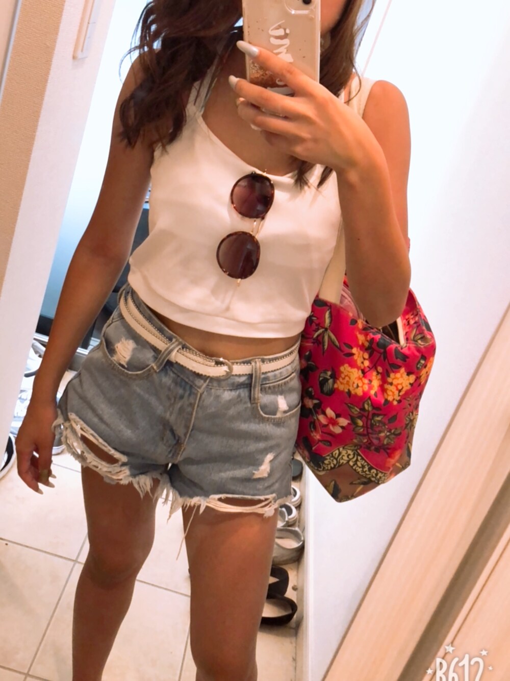 ホワイト系のキャミソール、グレー系のデニムパンツ、その他のトートバッグを着用したレディースの夏コーディネートの1枚目の写真