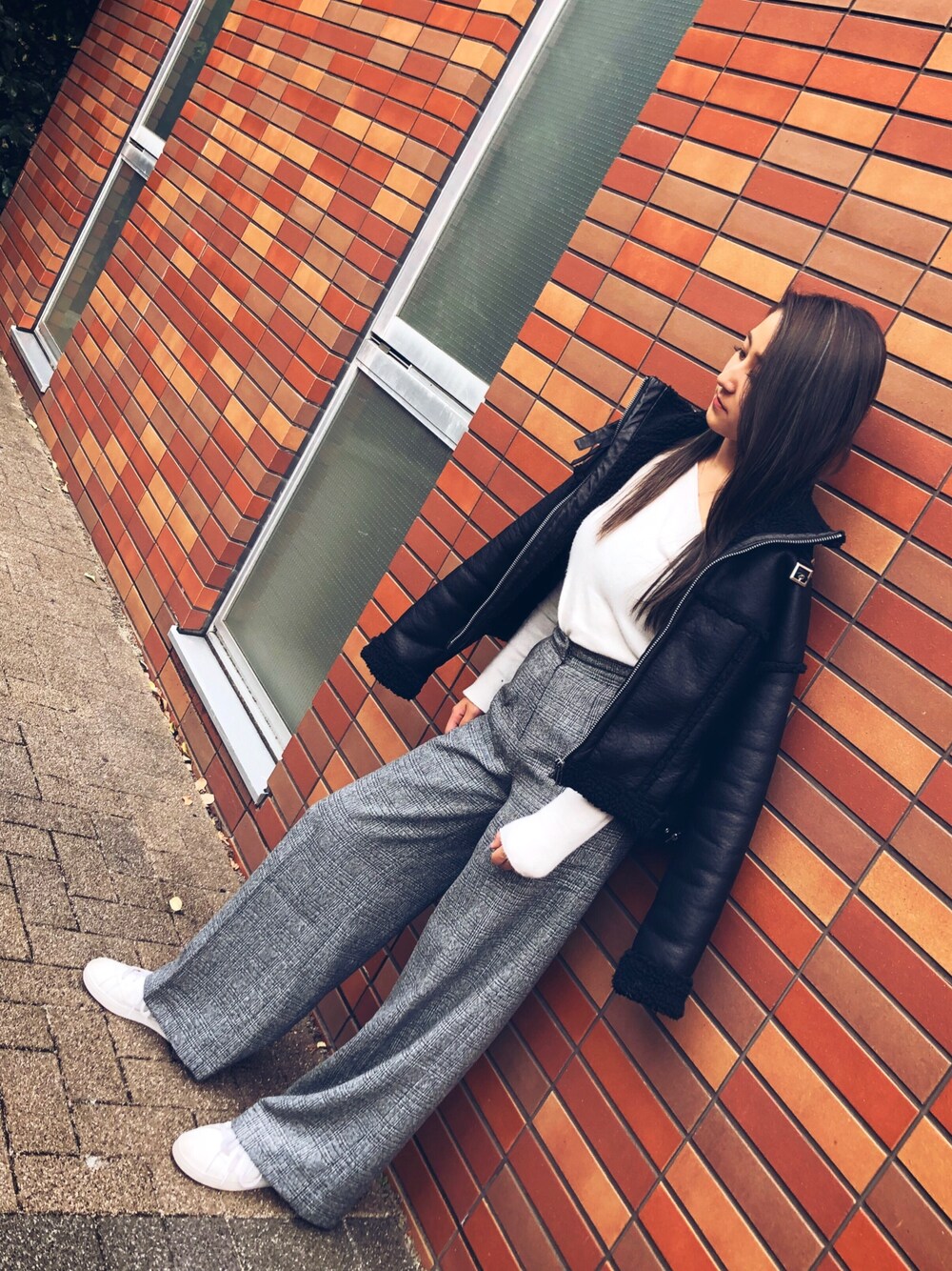 「EGOIST、カジュアルコーデ、おしゃれさんと繋がりたい、ワイドパンツ、ワンショルダー、大人カジュアル、スニーカーコーデ」｜「EGOISTのショートフェイクムートンブルゾン（ムートンコート、ブラック系）」を使った、ma-miさん（レディース・156cm）の秋コーディネートの1枚目の写真