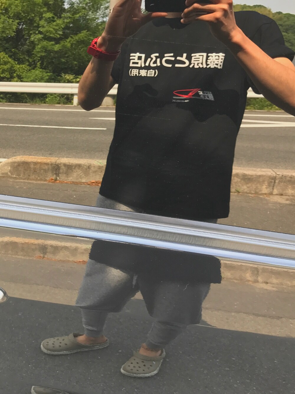 ブラック系のTシャツ/カットソー、レッド系のアナログ腕時計を着用したメンズの春コーディネートの1枚目の写真