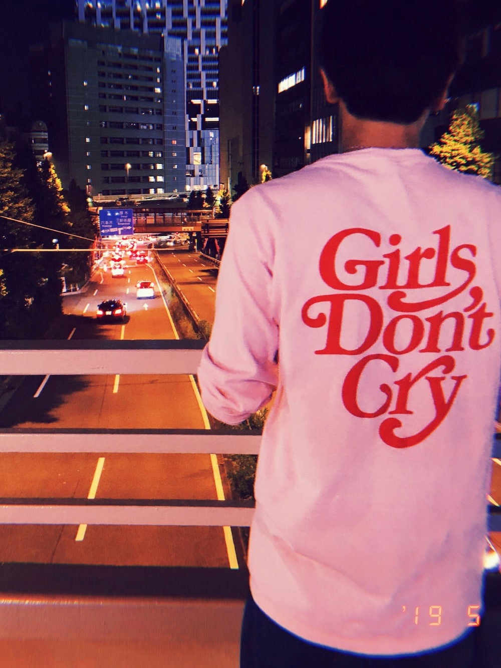 「ストリートコーデ、ガールズドントクライ」｜「Girls Don't Cryのアイテム（トップス、ピンク系）」を使った、やまさん（メンズ・178cm）の秋コーディネートの1枚目の写真