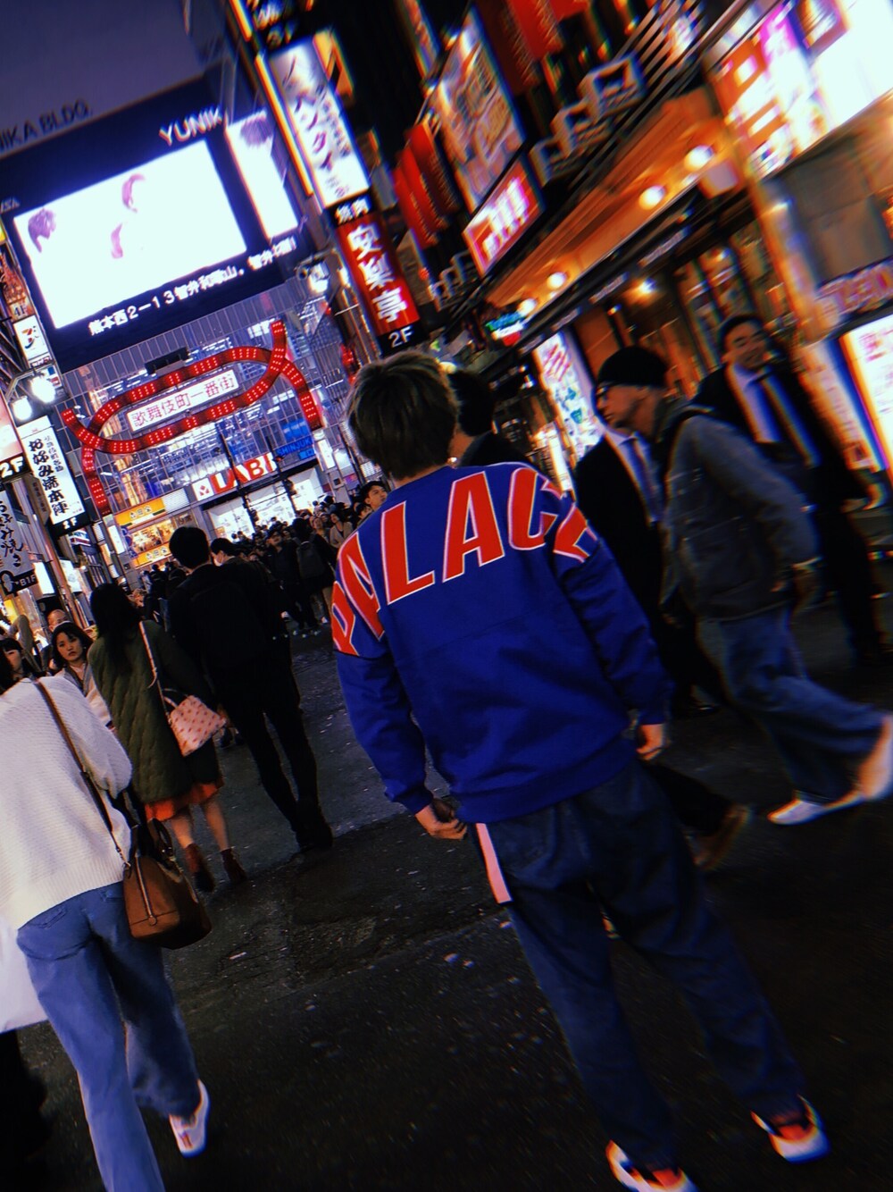 「歌舞伎町、秋のコーデ、ストリートコーデ」｜「Palace Skateboardsのアイテム（スウェット、ブルー系）」を使った、やまさん（メンズ・178cm）の秋コーディネートの1枚目の写真