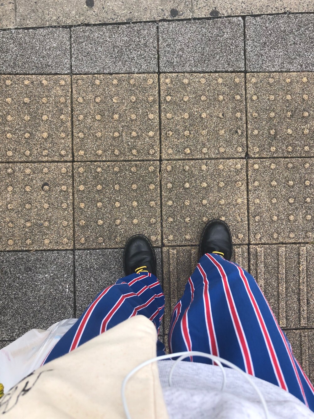 「秋コーデ、ドクターマーチン、ストライプパンツ、野球パンツ、ユニフォーム」｜「古着のアイテム（パンツ、ブルー系）」を使った、やまさん（メンズ・178cm）の秋コーディネートの1枚目の写真