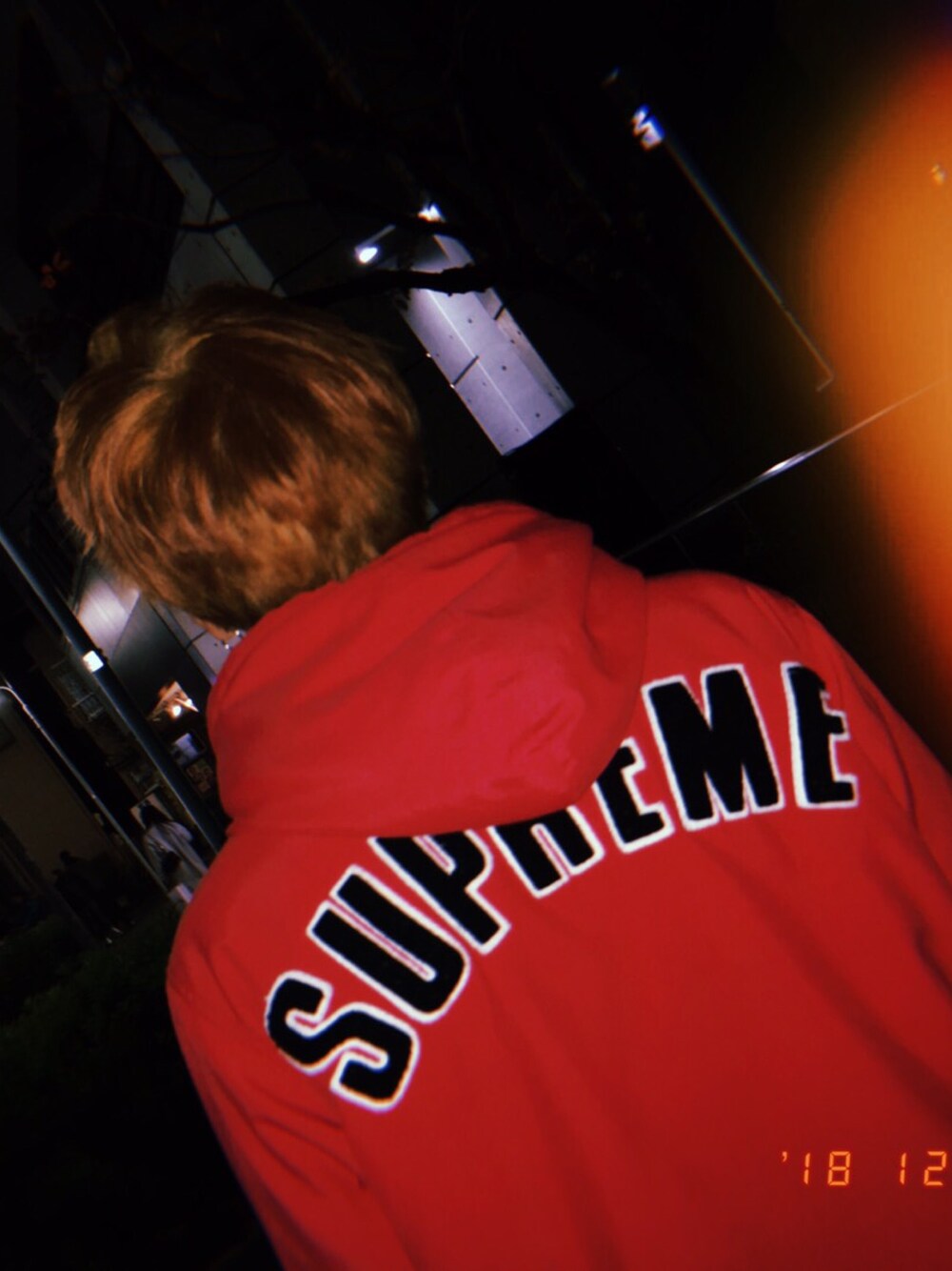 「supreme、ストリート、秋冬コーデ」｜「Supreme のアイテム（ブルゾン、レッド系）」を使った、やまさん（メンズ・178cm）の秋コーディネートの1枚目の写真
