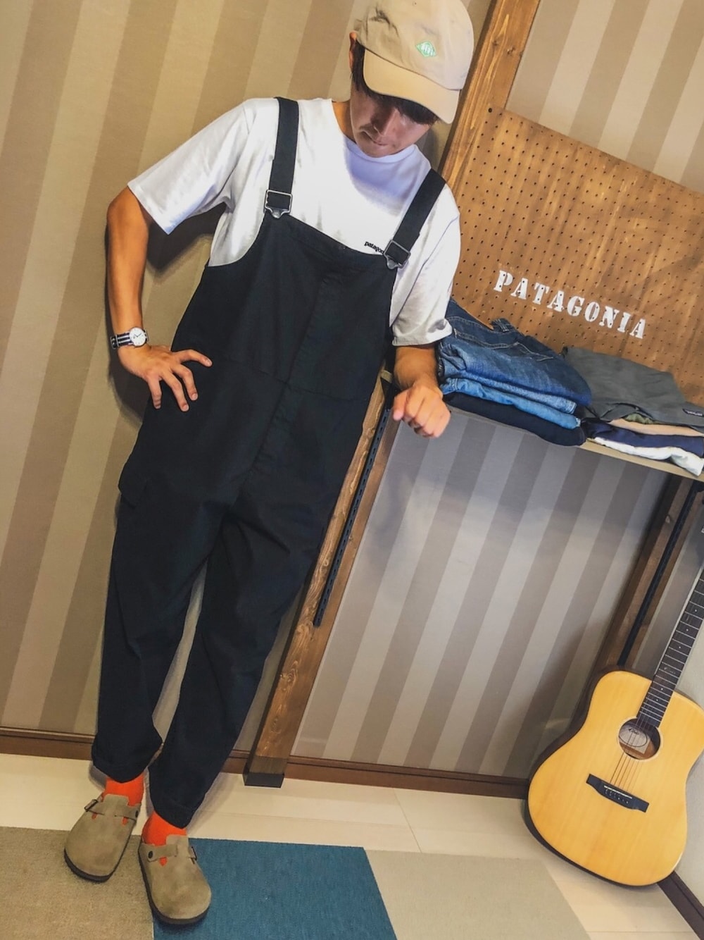 「おしゃれさんと繋がりたい、ブラック、カジュアル、オレンジ、サンダル、オーバーオール、休日スタイル、夏だ！Tシャツ着よう！、ゆるコーデ、キャップ」｜「BIG MACの【BIGMAC/ビッグマック】CIAOPANIC別注ミリタリーオーバーオール/サロペット（サロペット/オーバーオール、ブラック系）」を使った、ぼくBOKUさん（メンズ・180cm）の夏コーディネートの1枚目の写真