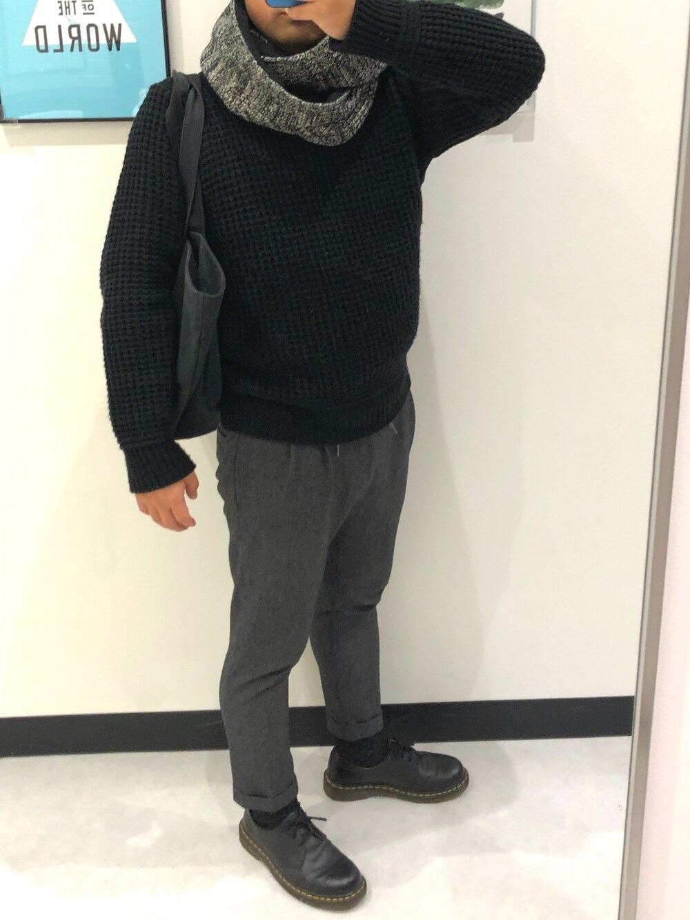「イオン、店内は暑い、コートいらない、冬服？、春服？」｜「Lui'sのアイテム（ストール/ショール、グレー系）」を使った、西くんさん（メンズ・171cm）の冬コーディネートの1枚目の写真