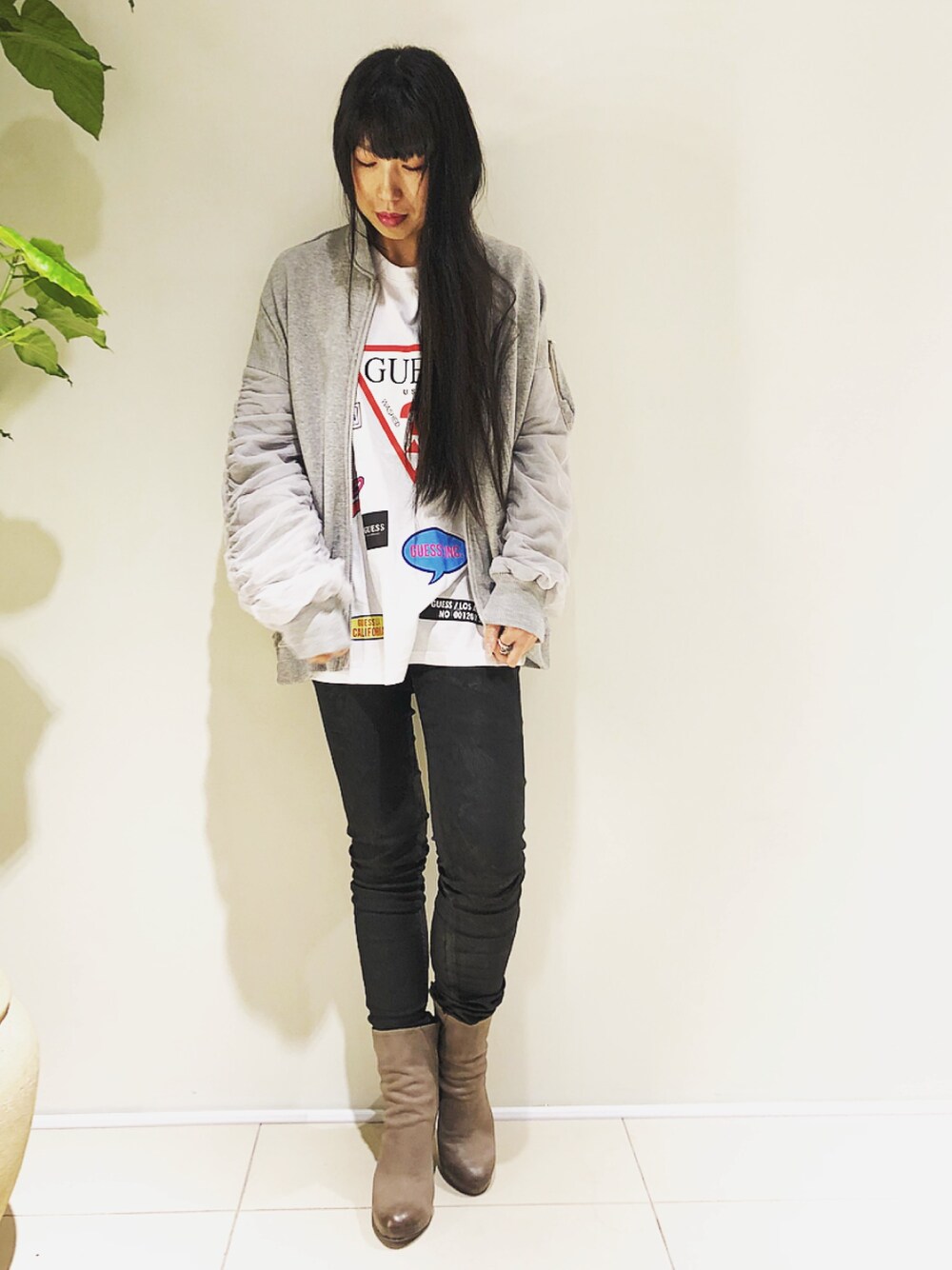 「ROYAL FLASH、guess、FAGASSENT、ADDICT NOIR」｜「ADDICT NOIRのADDICT NOIR/アディクト ノアー/TULLE COMBI SWEAT MA-1（ブルゾン、グレー系）」を使った、照井千尋さん（レディース・163cm）の秋コーディネートの1枚目の写真