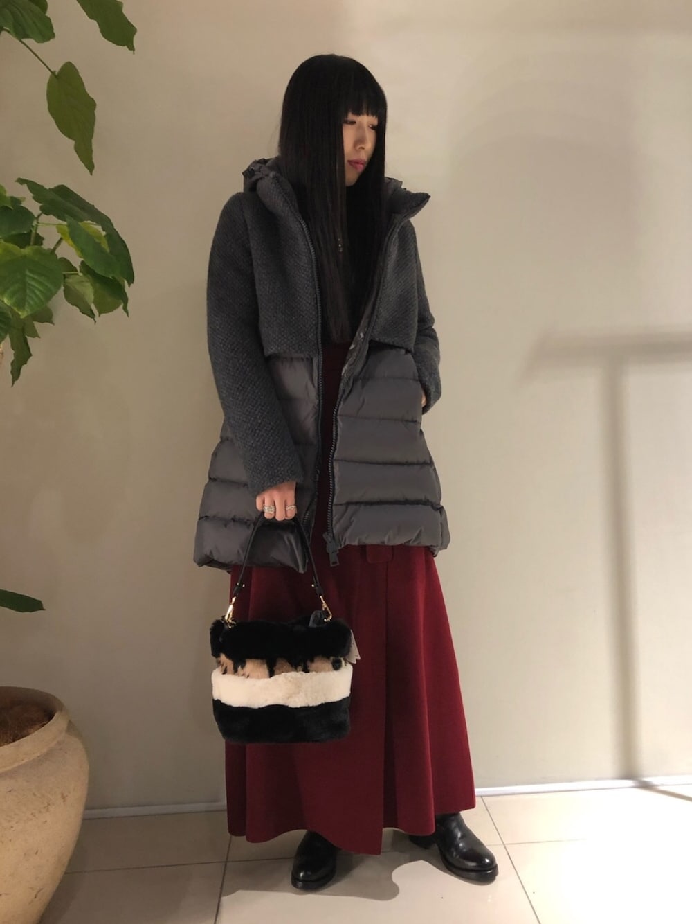 「ROYAL FLASH、HERNO、ADDICT NOIR」｜「HERNOのHERNO/ヘルノ/KNIT COMBI DOWN/ニット コンビダウン（ダウンジャケット/コート、グレー系）」を使った、照井千尋さん（レディース・163cm）の秋コーディネートの1枚目の写真