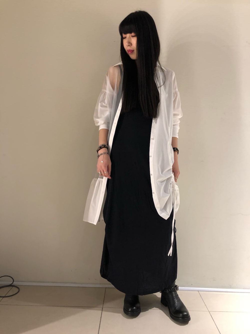 「ROYAL FLASH、KMRii、ADDICT NOIR」｜「ADDICT NOIRのADDICT NOIR/アディクトノアー/COMBI DRAWSTRING SH（シャツ/ブラウス、ホワイト系）」を使った、照井千尋さん（レディース・163cm）の春コーディネートの1枚目の写真