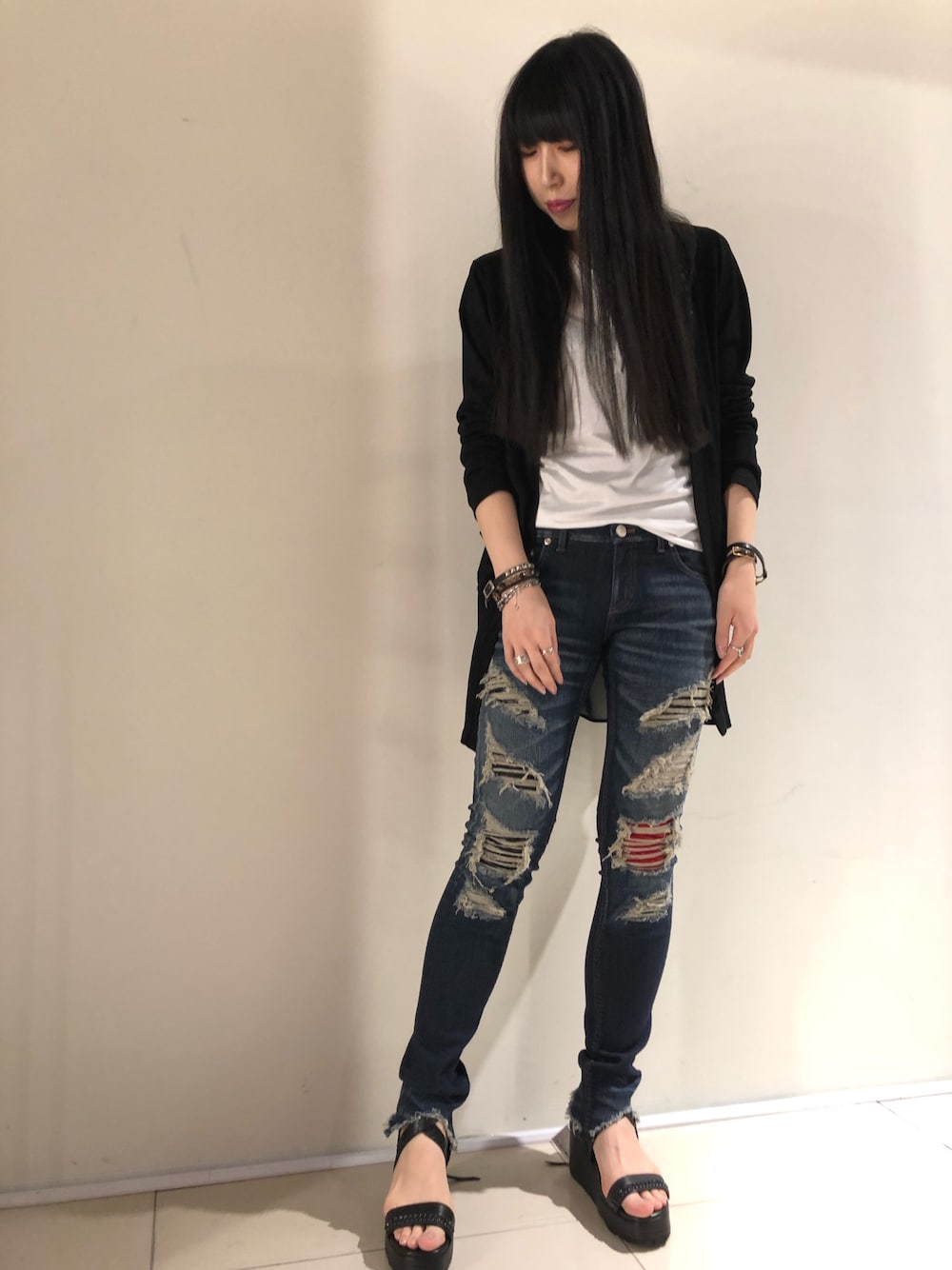 「ROYAL FLASH、Stud.、FAGASSENT、KMRii」｜「FAGASSENTのアイテム（デニムパンツ、ブルー系）」を使った、照井千尋さん（レディース・163cm）の春コーディネートの1枚目の写真
