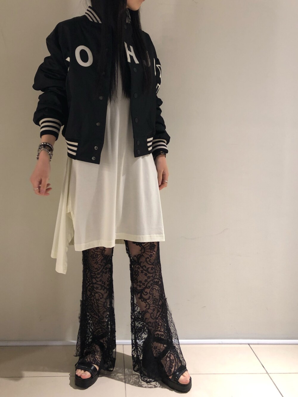「Y-3、ROYAL FLASH、KMRii、ADDICT NOIR」｜「Y-3のU YOHJI LETTERS BOMBER（ブルゾン、ブラック系）」を使った、照井千尋さん（レディース・163cm）の夏コーディネートの1枚目の写真