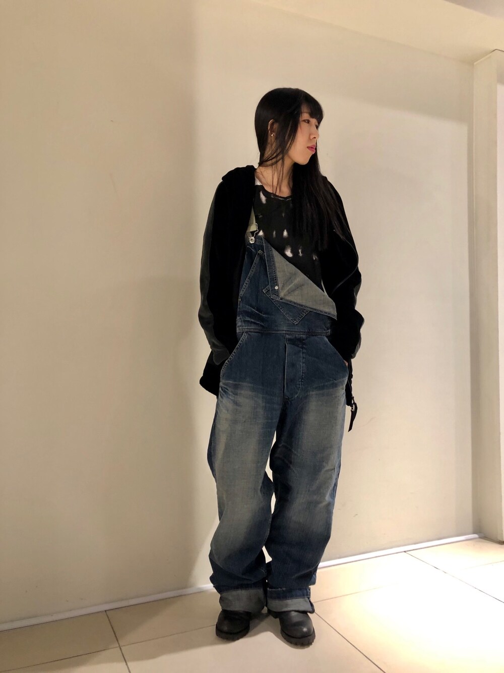 「ROYAL FLASH、KMRii、L.G.B.」｜「KMRiiのKMRii/ケムリ/Hooded VelourBlouson（ブルゾン、ブラック系）」を使った、照井千尋さん（レディース・163cm）の秋コーディネートの1枚目の写真