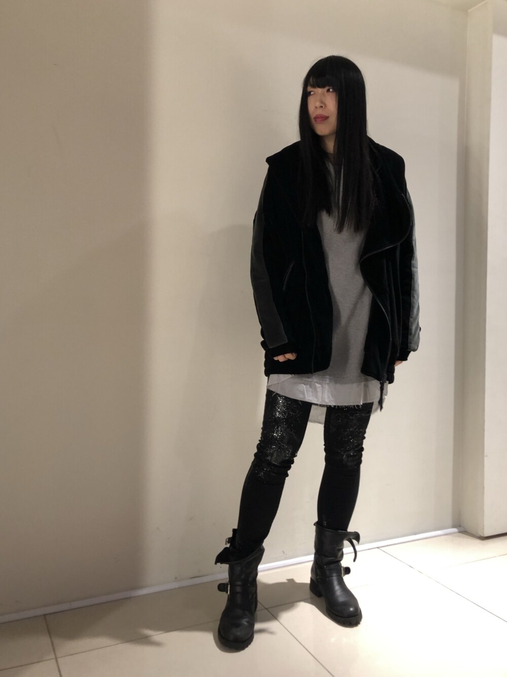 「ROYAL FLASH、FAGASSENT、ADDICT NOIR、KMRii」｜「KMRiiのKMRii/ケムリ/Hooded VelourBlouson（ブルゾン、ブラック系）」を使った、照井千尋さん（レディース・163cm）の冬コーディネートの1枚目の写真