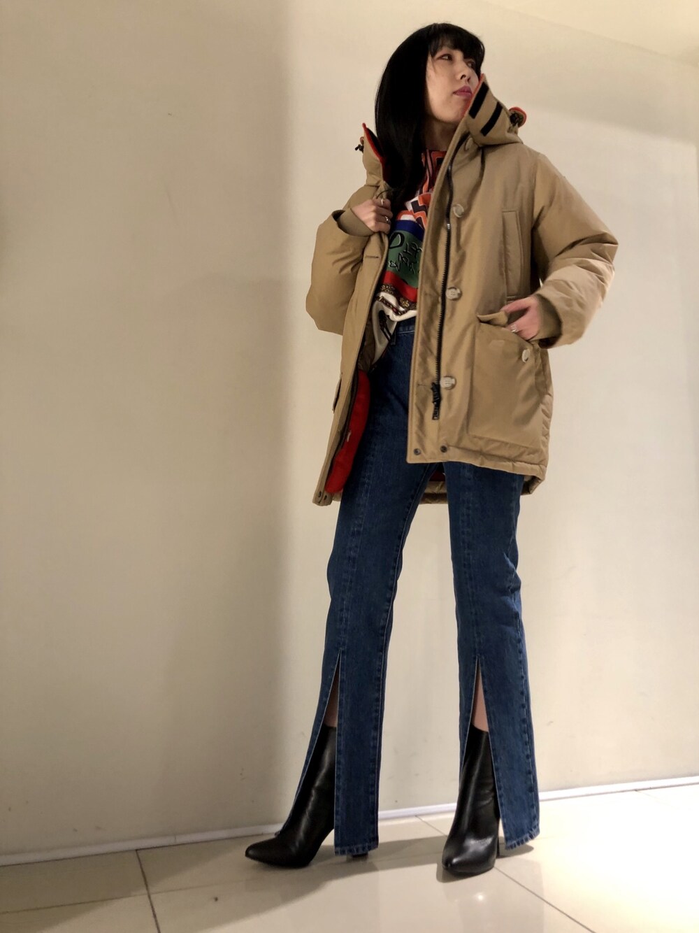 「ROYAL FLASH、WOOLRICH、maxmara、JOHN LAWRENCE SULLIVAN」｜「WOOLRICHのWOOLRICH/ウールリッチ/WS REVERSIBLE PK NF/リバーシブルパーカ ＮＦ/WWCPS2768（ダウンジャケット/コート、ゴールド系）」を使った、照井千尋さん（レディース・163cm）の冬コーディネートの1枚目の写真