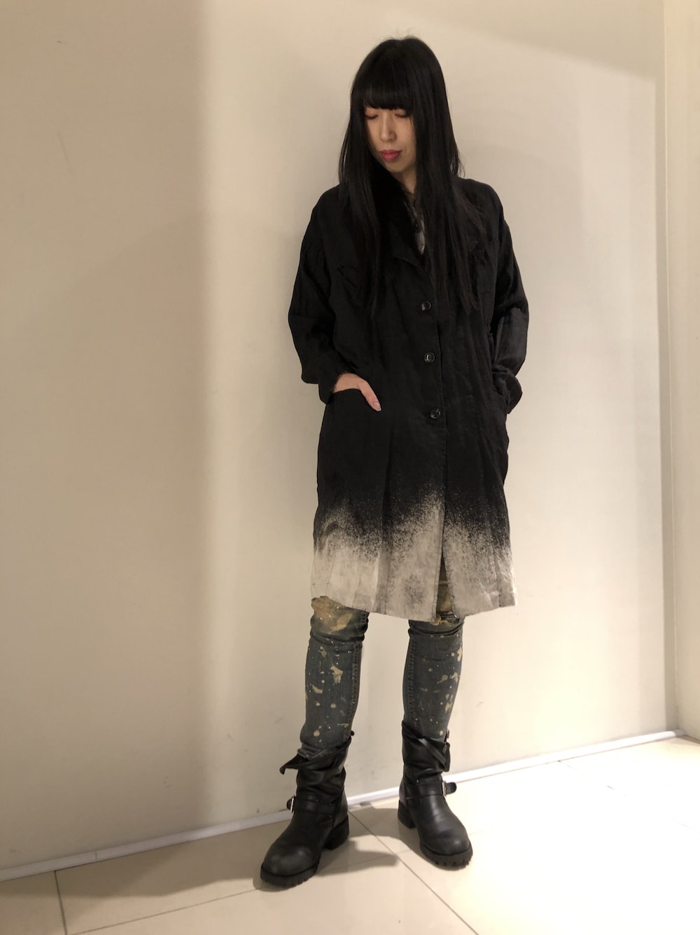 「ROYAL FLASH、KMRii、FAGASSENT」｜「KMRiiのKMRii/ケムリ/NoCollar LinenCo/DC/ノーカラーリネンコート（ステンカラーコート、ブラック系）」を使った、照井千尋さん（レディース・163cm）の冬コーディネートの1枚目の写真