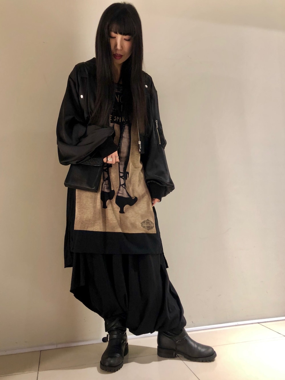 「ROYAL FLASH、CATORCE、KMRii、Maison MIHARA YASUHIRO、SHARE SPIRIT」｜「Maison MIHARA YASUHIROの【MAISON MIHARA YASUHIRO】サテンMA-1/Satin MA-1（MA-1、ブラック系）」を使った、照井千尋さん（レディース・163cm）の冬コーディネートの1枚目の写真