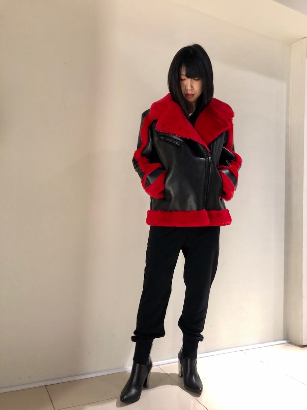 「ROYAL FLASH、roarguns、KMRii、HEURUEH」｜「KMRiiの【別注】KMRii/ケムリ/Bridge Long Tee/RFL（Tシャツ/カットソー、ホワイト系）」を使った、照井千尋さん（レディース・163cm）の冬コーディネートの1枚目の写真