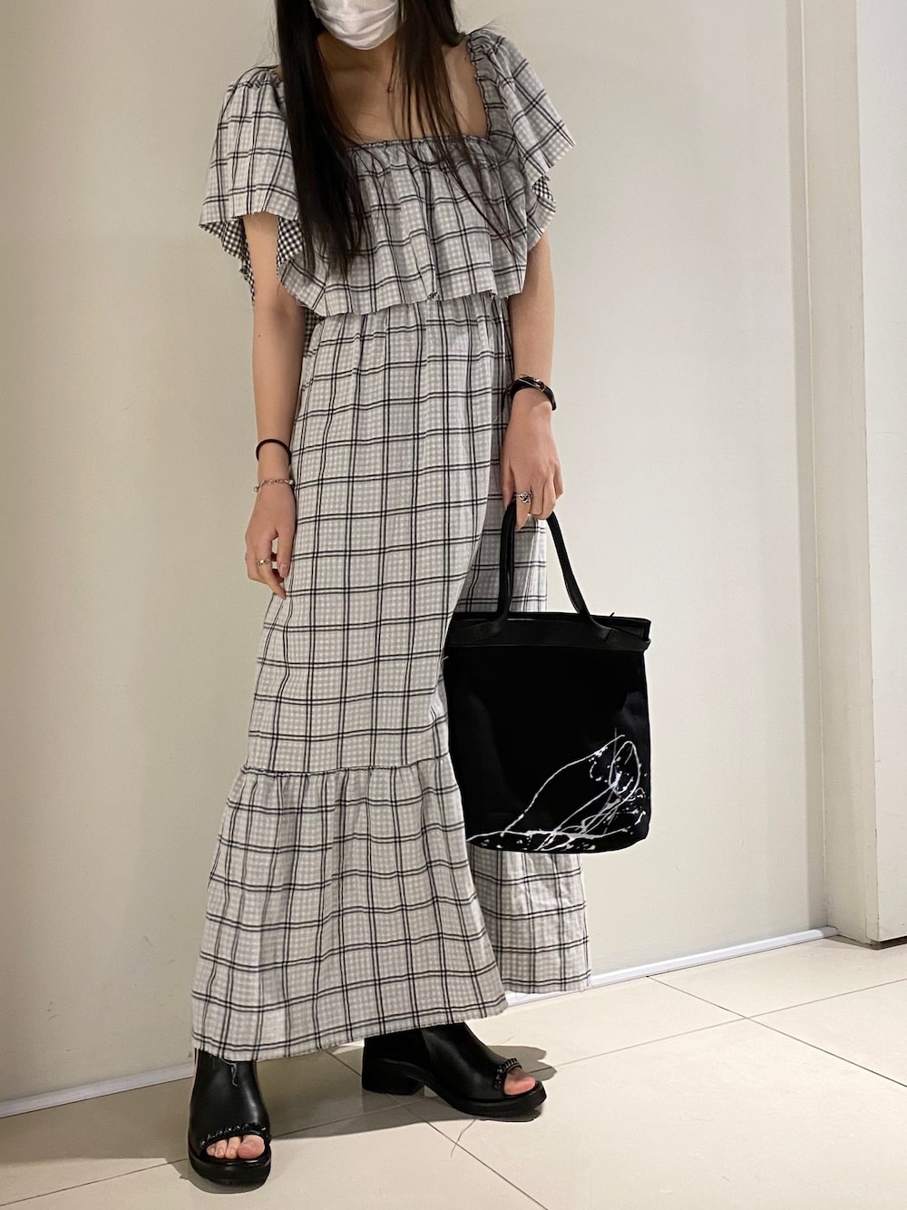 「ROYAL FLASH、KMRii、パスカルマリエデマレ、PASCALMARIEDESMARAIS」｜「PASCAL MARIE DESMARAISのPASCAL MARIE DESMARAIS/パスカル マリエ デマレ/オフショルダーロングワンピース（ワンピース、ホワイト系）」を使った、照井千尋さん（レディース・163cm）の夏コーディネートの1枚目の写真