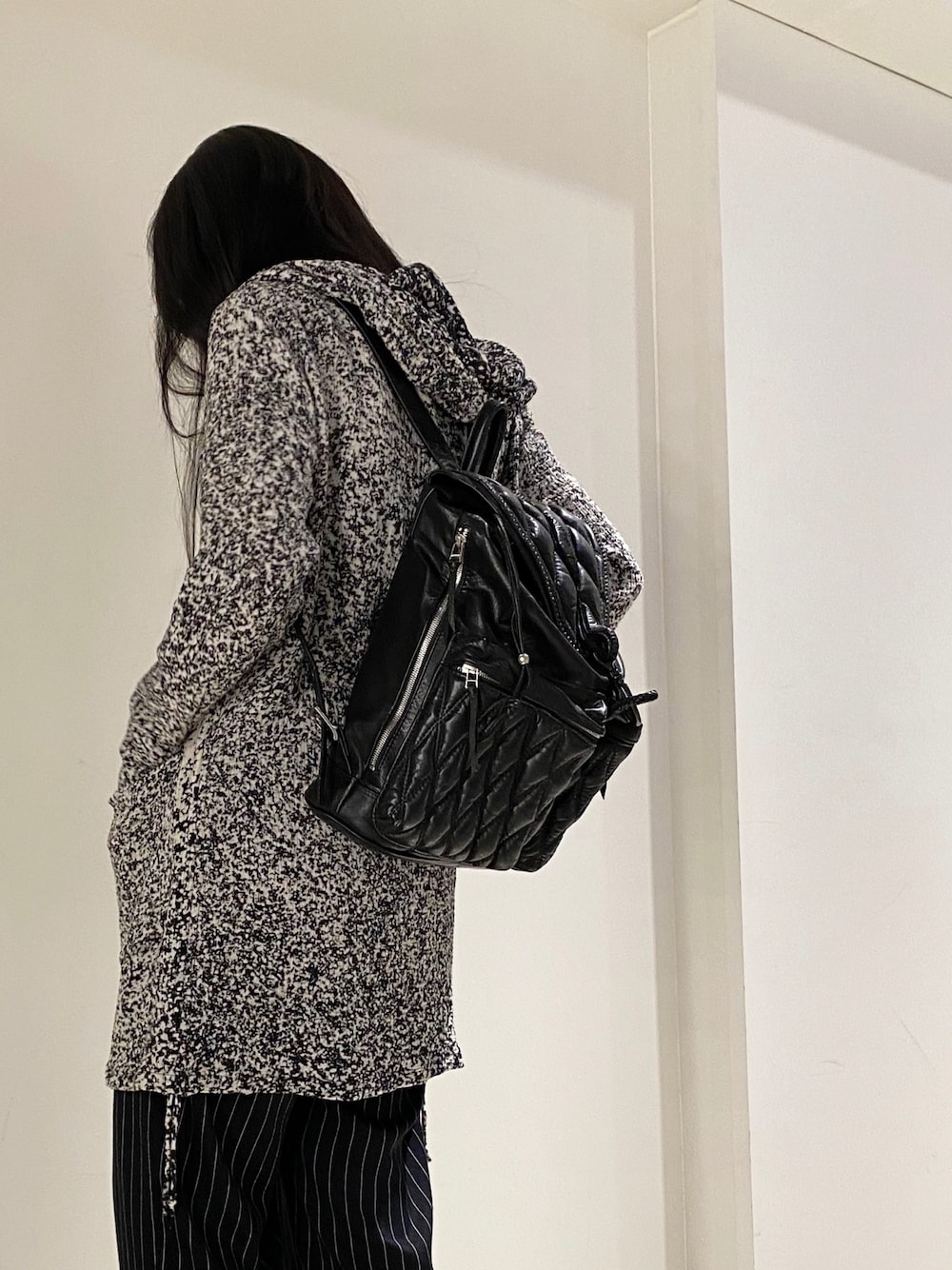「ROYAL FLASH、KMRii、backpack」｜「KMRiiのアイテム（カーディガン/ボレロ、ブラック系）」を使った、照井千尋さん（レディース・163cm）の夏コーディネートの1枚目の写真