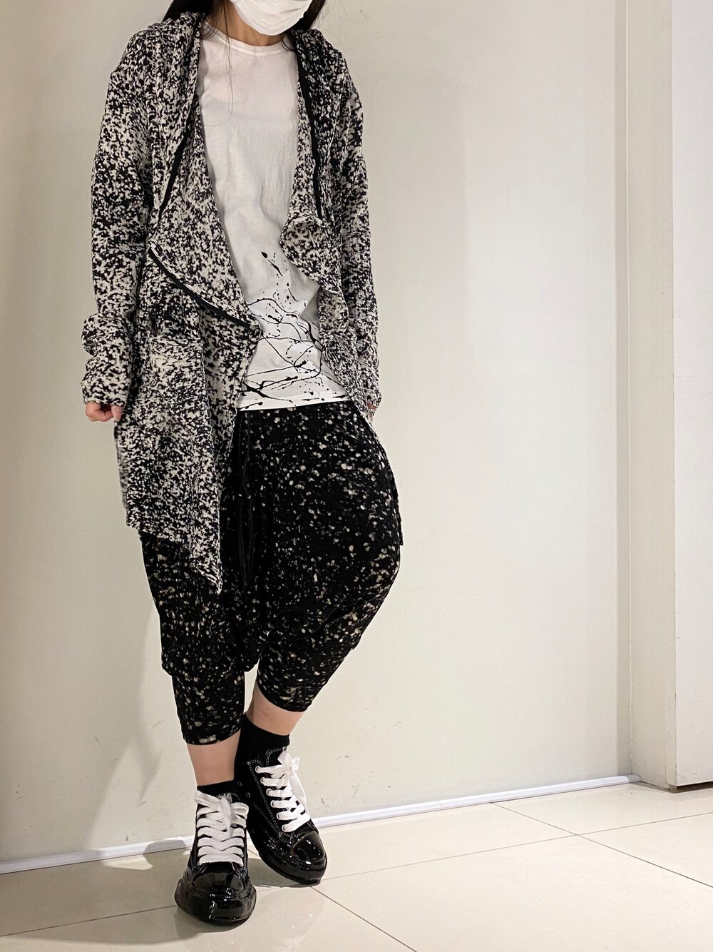 「ROYAL FLASH、KMRii、Maison MIHARA YASUHIRO」｜「KMRiiのアイテム（カーディガン/ボレロ、ブラック系）」を使った、照井千尋さん（レディース・163cm）の夏コーディネートの1枚目の写真