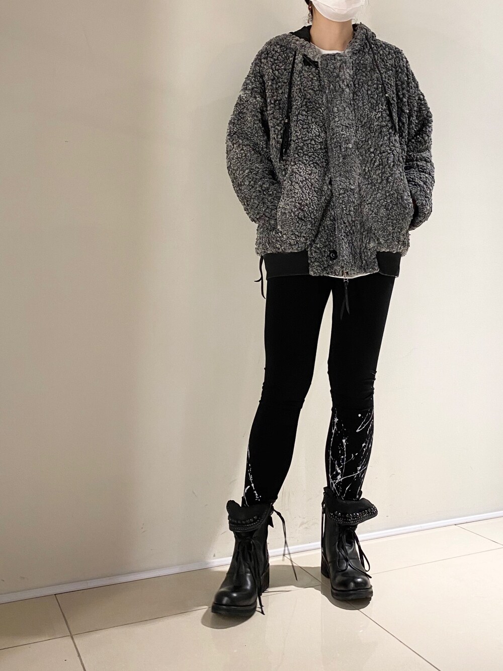 「KMRii、ROYAL FLASH」｜「KMRiiのKMRii/ケムリ/SPLASH CUT/LS（Tシャツ/カットソー、ホワイト系）」を使った、照井千尋さん（レディース・163cm）の夏コーディネートの1枚目の写真
