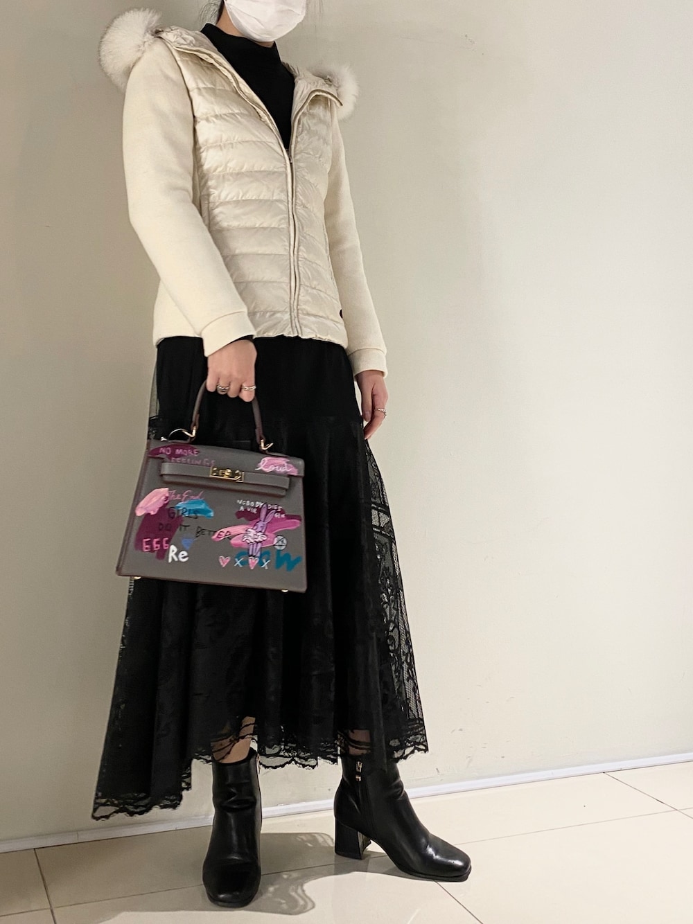 「ROYAL FLASH、WOOLRICH、AULA、Guernica」｜「AULAのAULA/アウラ/LACE LAYERED DRESS（ワンピース、ブラック系）」を使った、照井千尋さん（レディース・163cm）の秋コーディネートの1枚目の写真